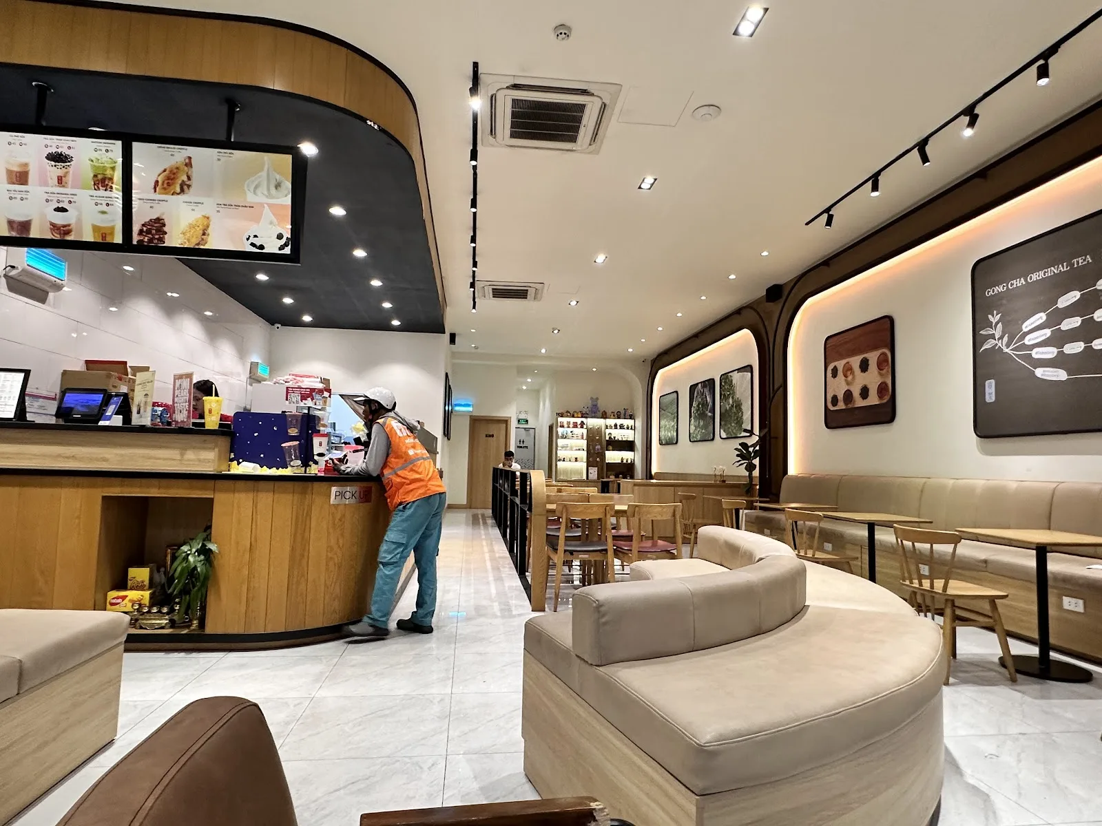 Gong Cha Nguyen Van Linh - A Spacious Tea Shop for Studying and Working