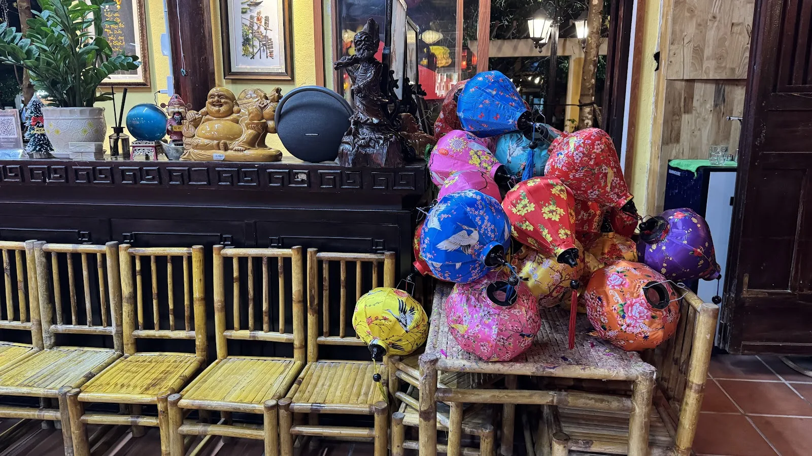 V Lantern Cafe: Khám Phá Quán Cafe Lồng Đèn Nhà Gỗ Đẹp Giá Bình Dân