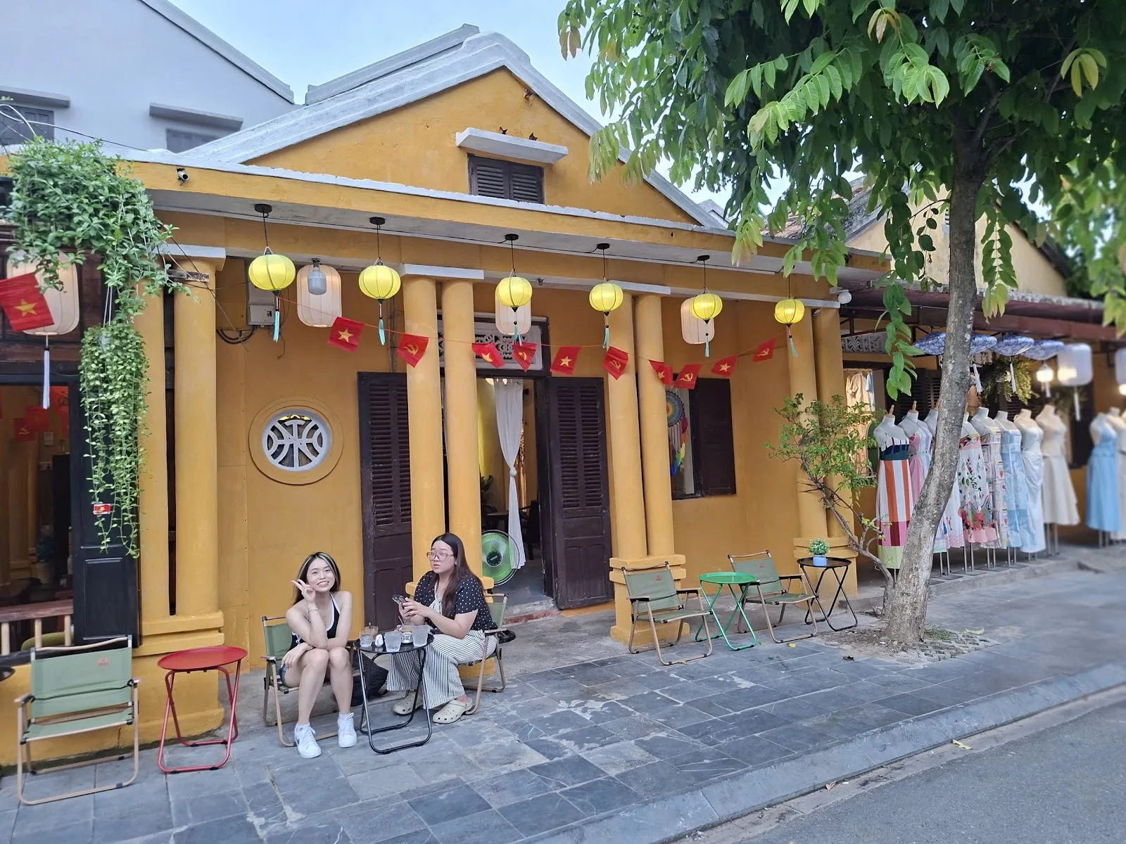 Hội An Ice Cream, Coffee & Restaurant: Quán Cafe Hai Mặt Tiền Ăn Sáng View Phố Cực Đẹp