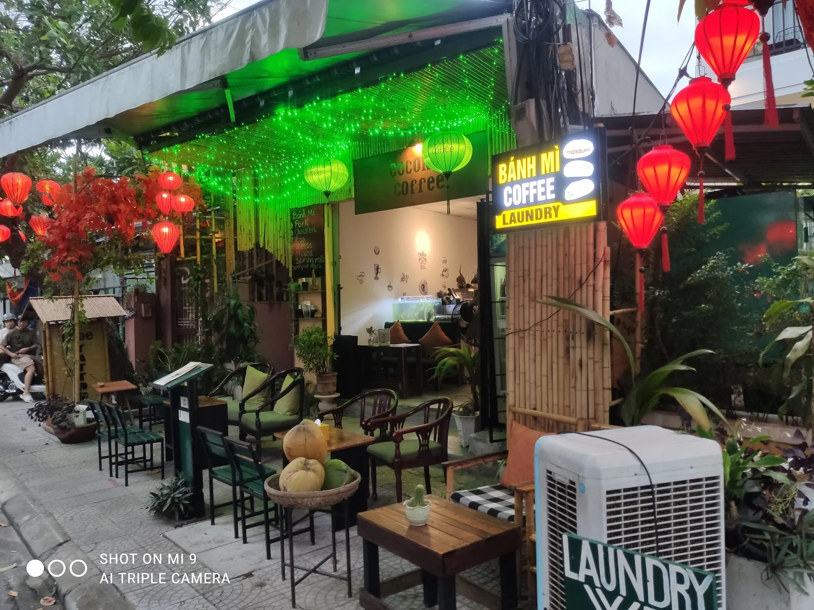 Coconut Coffee Hội An: Thưởng Thức Cà Phê Cốt Dừa Ngon Tại Không Gian Mới Thoáng Đãng