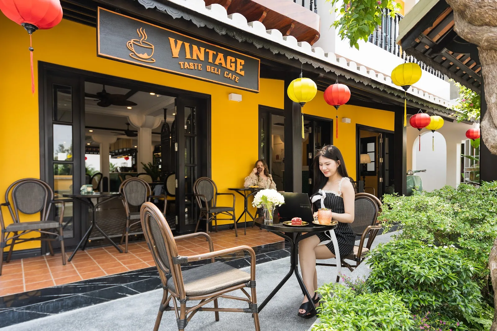 Vintage Taste Deli Cafe Hoi An: Không Gian Cà Phê Vintage Yên Tĩnh