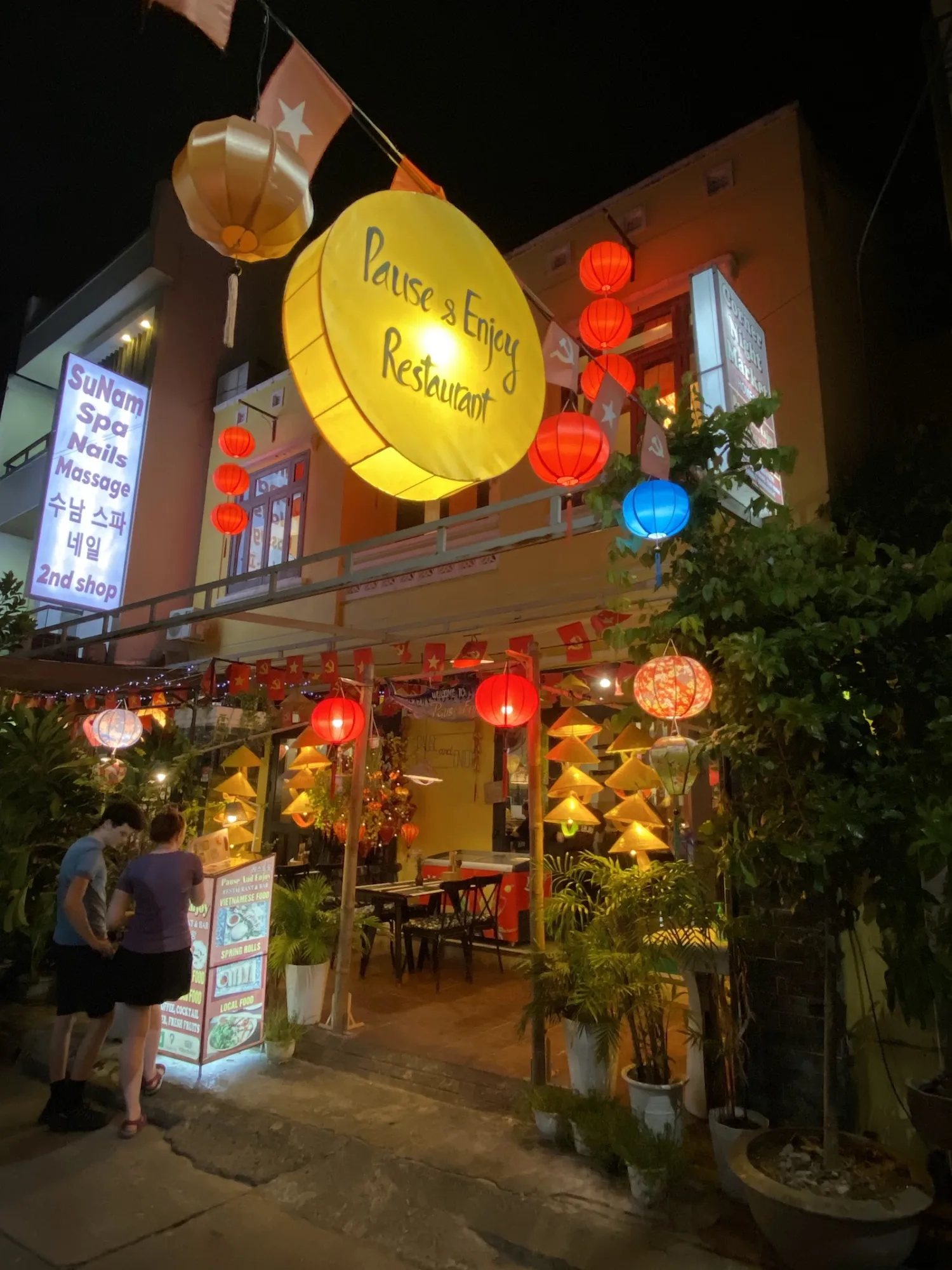 Pause And Enjoy 餐厅：品尝会安特色美食的绝佳去处