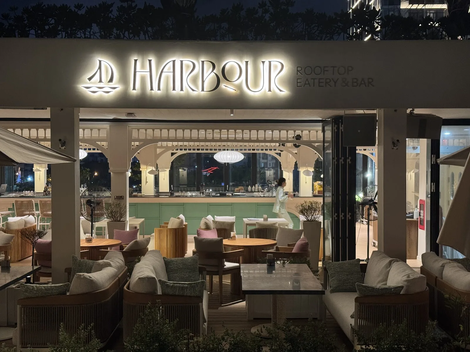 Harbour - Rooftop Eatery & Bar: Tận Hưởng Không Gian Cảnh Đêm Cực Chill