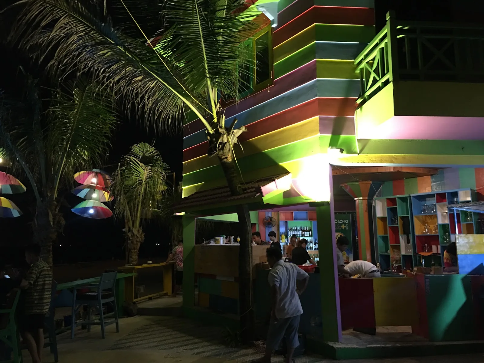 DanaBeach Color: Oanh Tạc Tổ Hợp Beach Bar Đêm Sôi Động Sát Biển Mỹ Khê