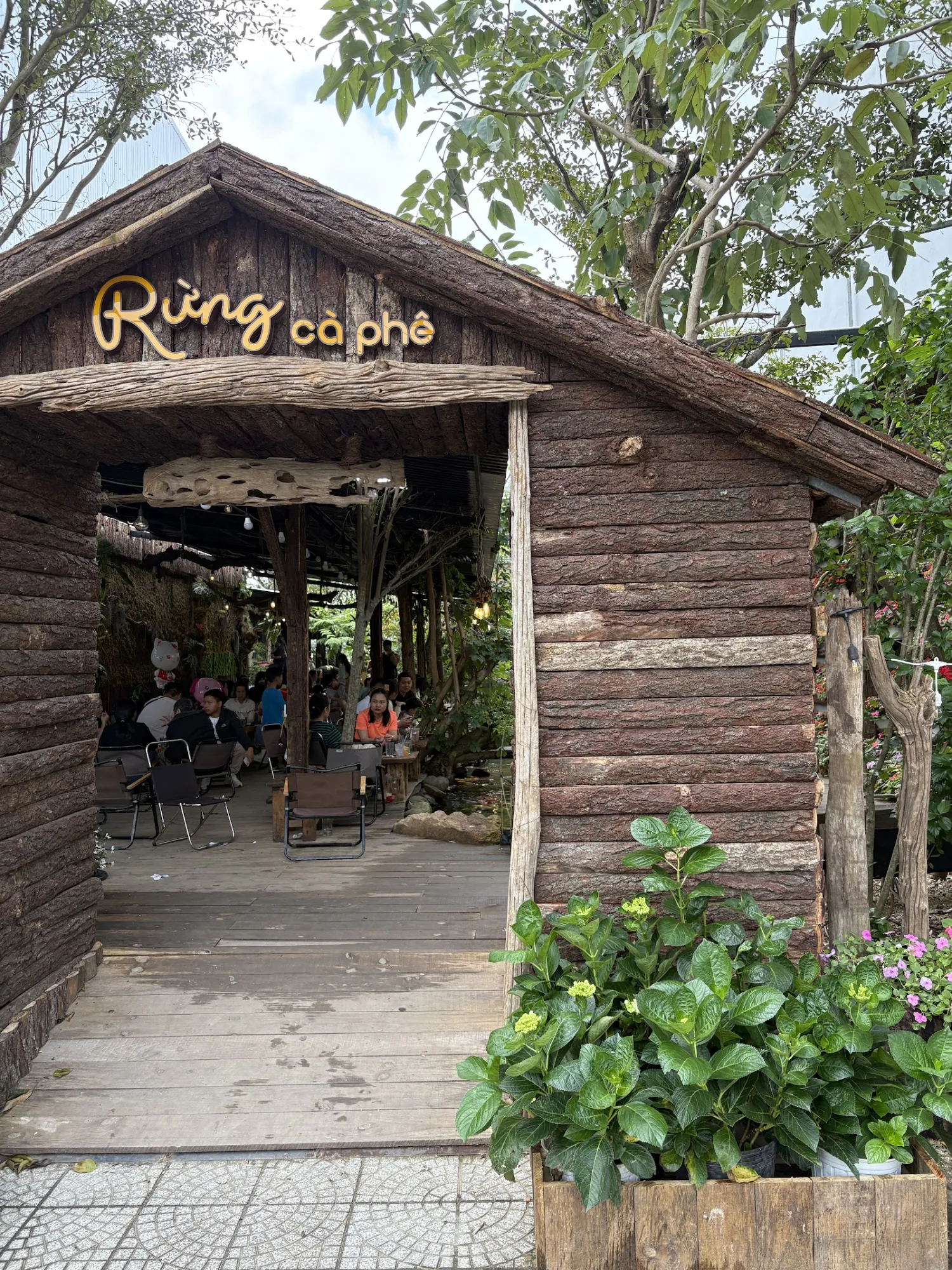 Rừng Cà Phê - Oanh Tạc Quán Cà Phê Sân Vườn Có Hồ Cá Koi Siêu Mát Cuối Tuần