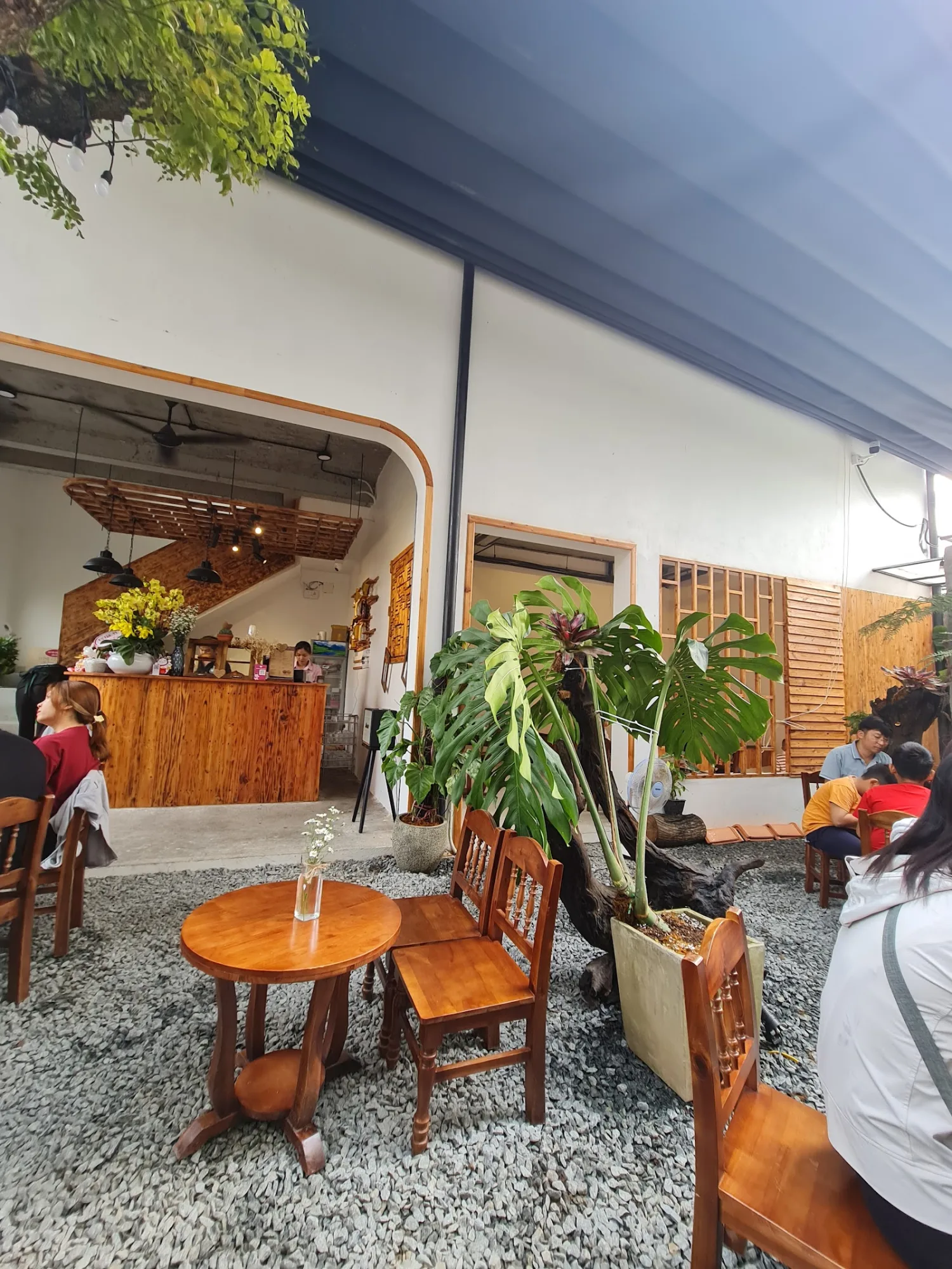 Ford 1619 Cafe - Ghé Thăm Quán Cà Phê Sân Vườn Nhiệt Đới Hoài Cổ
