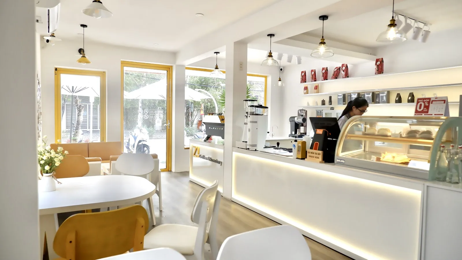 Zi Coffee & Roastery Hoàng Kế Viêm: สัมผัสประสบการณ์บรันช์และกาแฟเกลือสุดชิล