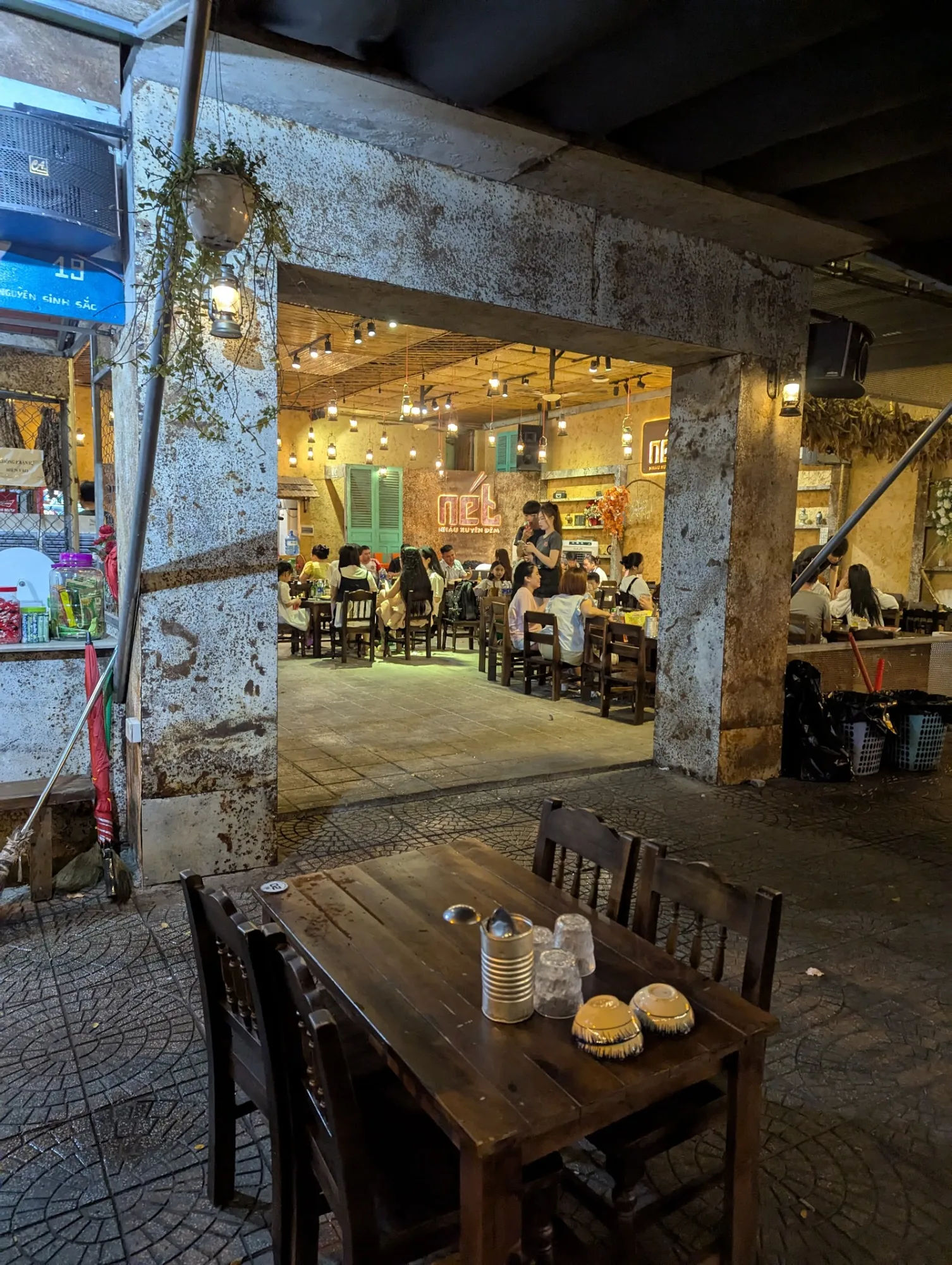 Nét - 岘港通宵宵夜店：朋友聚会的理想深夜聚集地