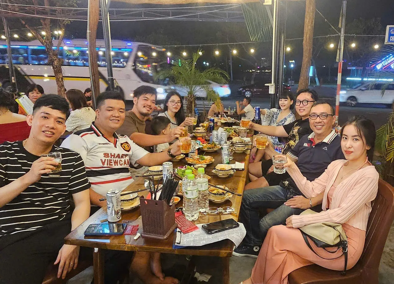 Năm Rảnh Quan 다낭: 강변 뷰 해산물 레스토랑, 24/7 영업, 합리적인 가격