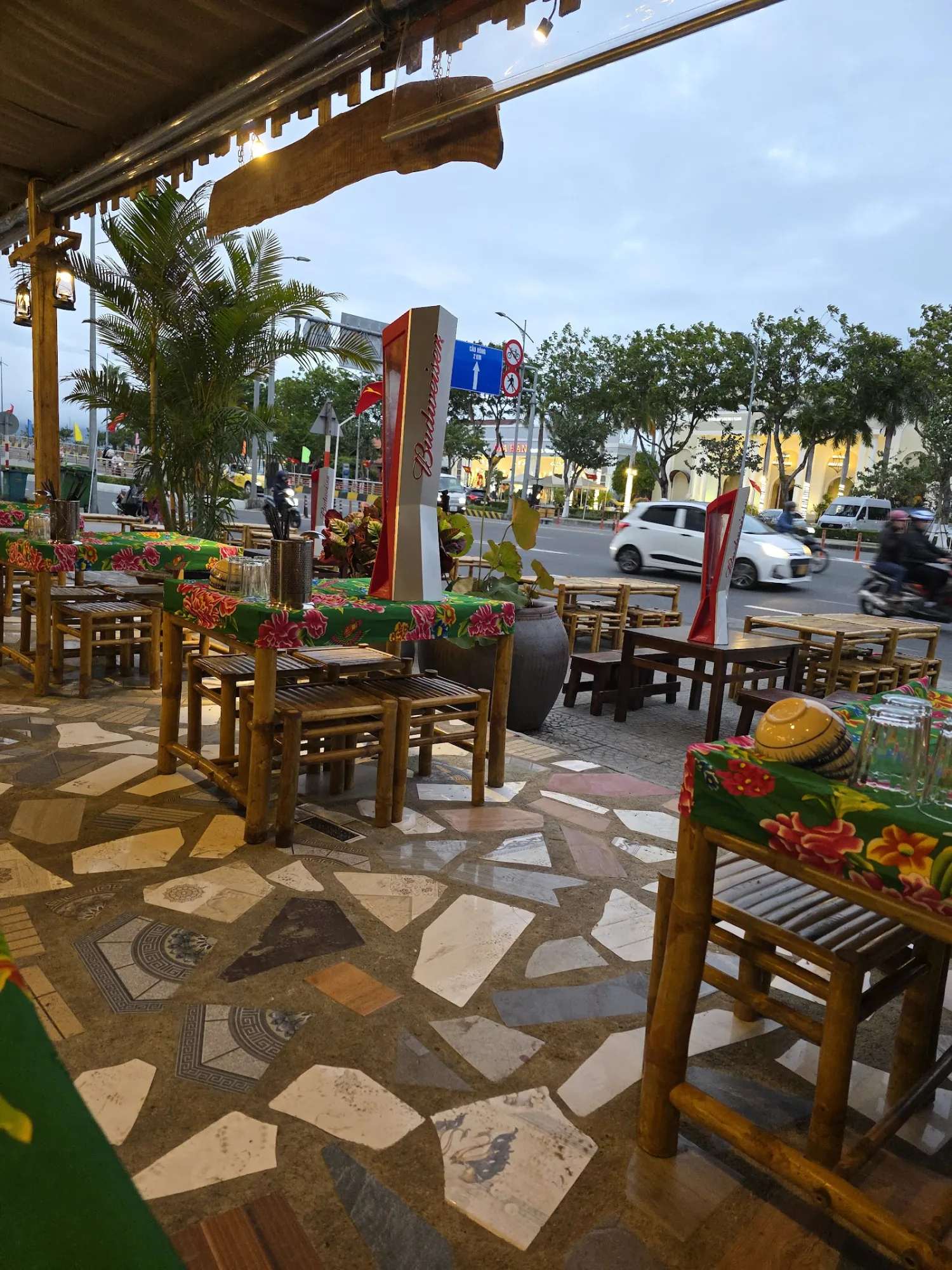 Đèn Dầu Đà Nẵng: Mô Hình Bistro Nhà Hàng Tụ Tập Ăn Tối Muộn Trên Đường 2 Tháng 9