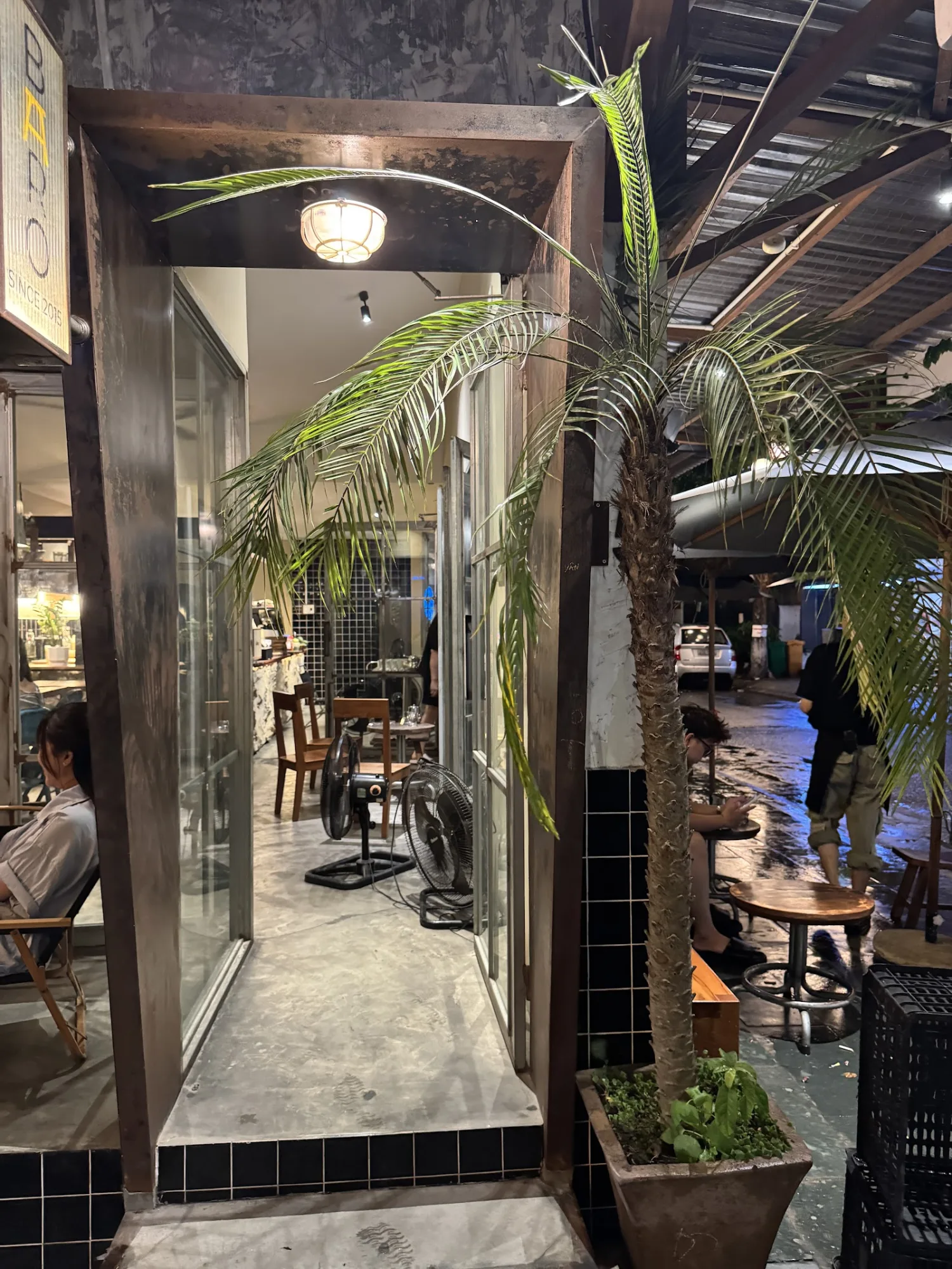 BARO COFFEE 2岘港 – 理想的复古木质空间，适合工作和约会