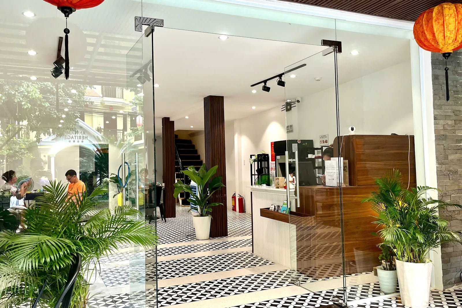HY Local Budget Hotel: Visit a Hotel Near the Old Town with Free Coffee and Tea