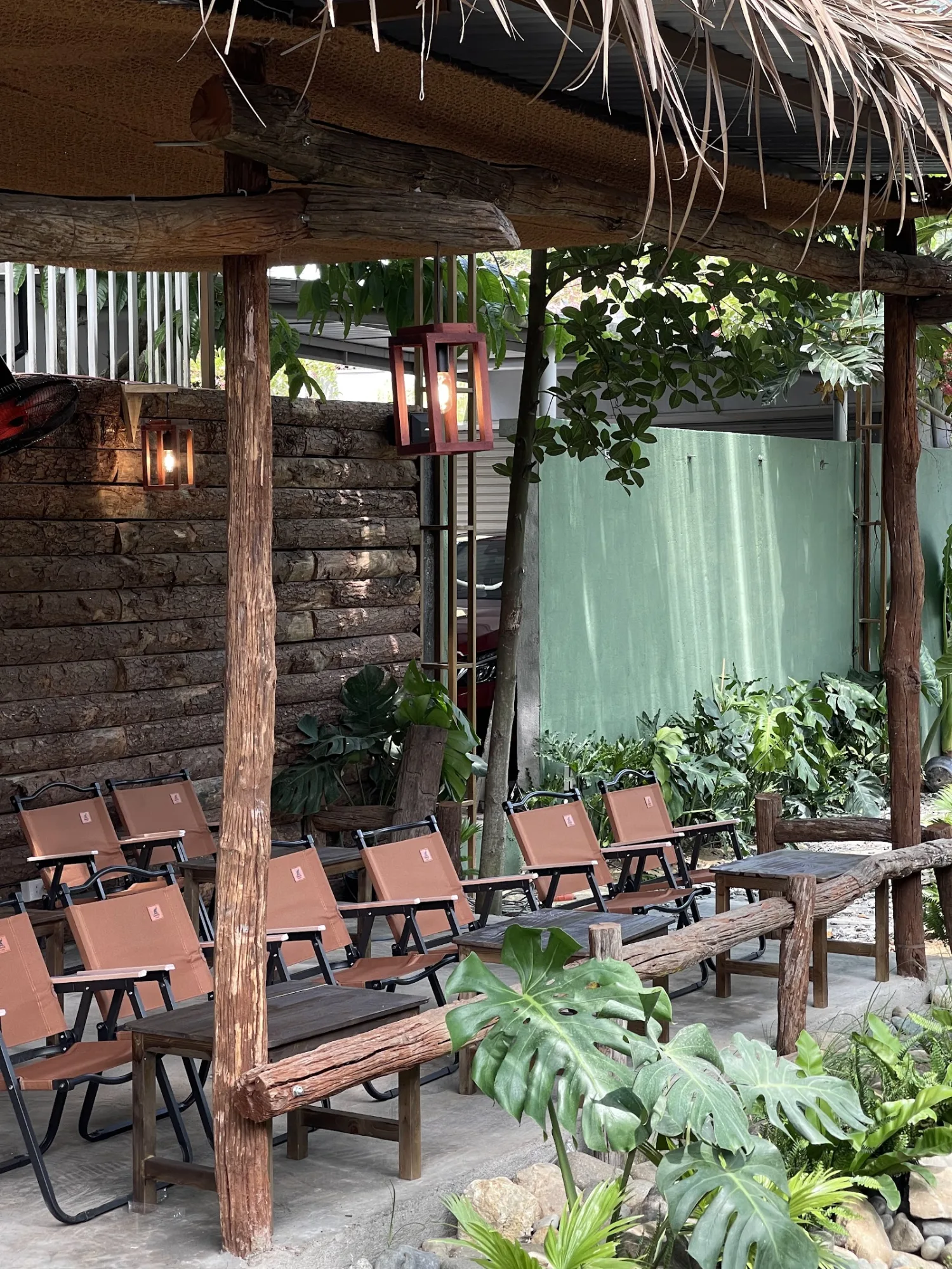 The Chill Corner Coffee: Quán Cà Phê Sân Vườn Chạy Deadline Lý Tưởng