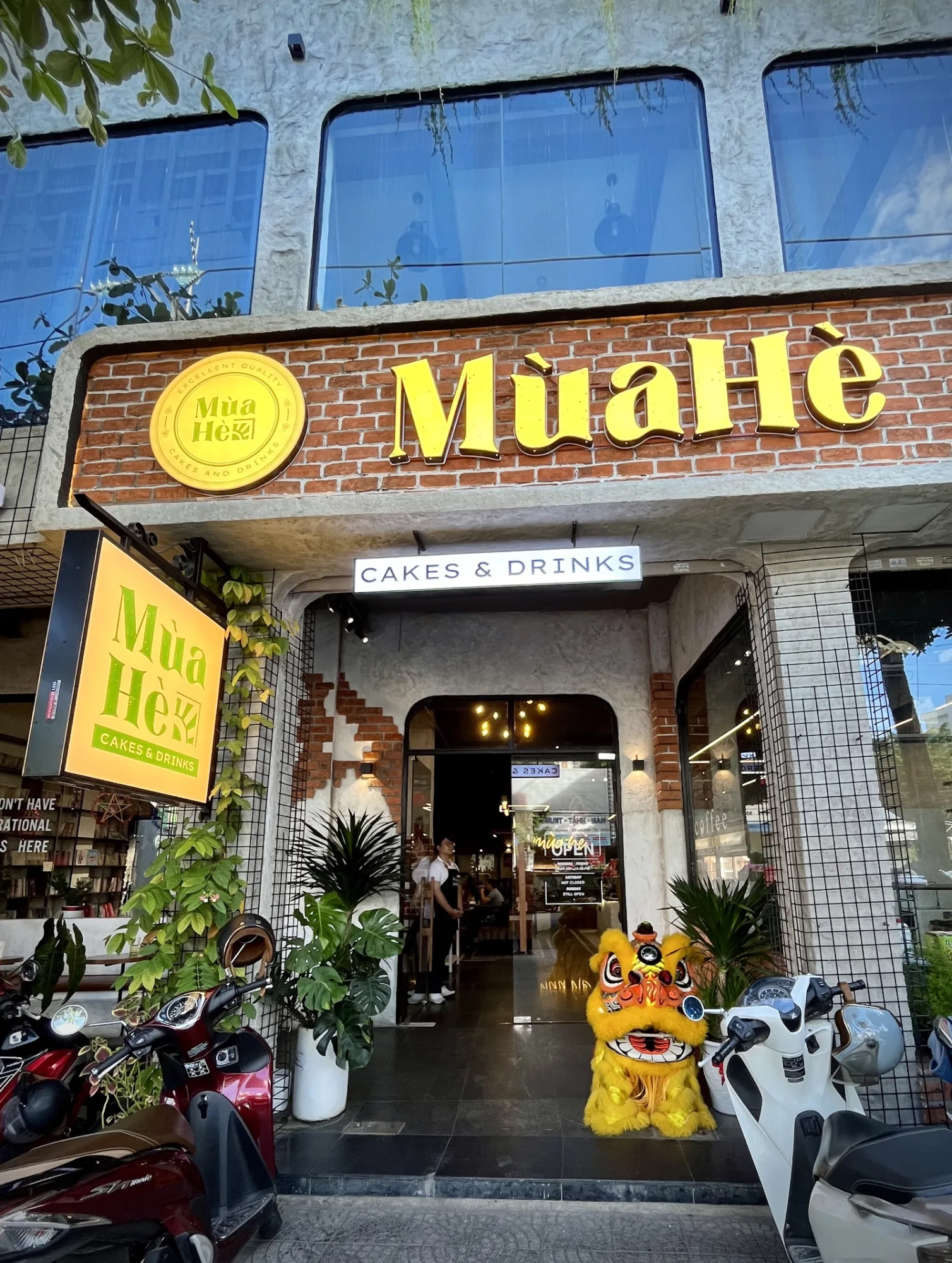 MÙA HÈ Cakes And Drinks: Tiệm Cà Phê Bánh Ngọt Đa Tiện Ích