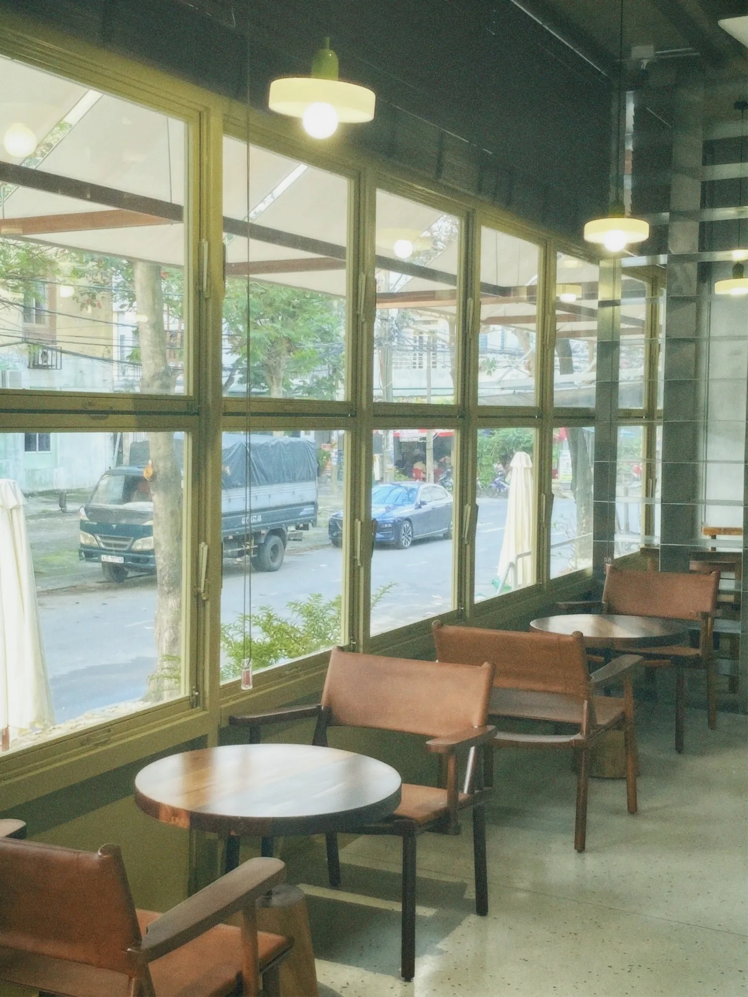 Gần Café: 窓からの眺めと2階に子供の遊び場があるカフェ