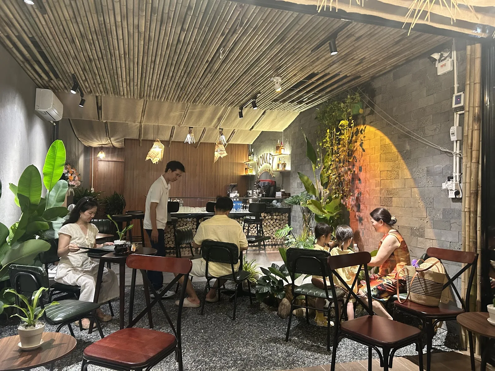 Monkey Coffee & Whisky Bar：2 合 1 咖啡酒吧模式的魅力
