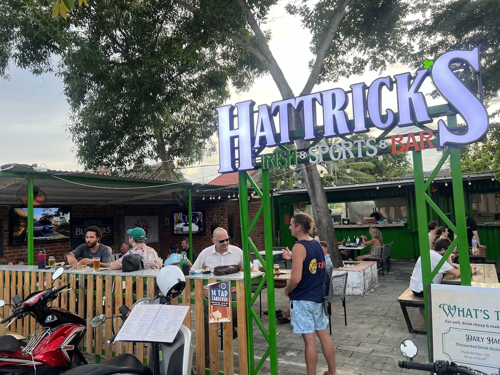 Hattrick’s Irish Sports Bar - Hoi An: Quán Pub Xem Thể Thao Giải Trí Gần Biển An Bang