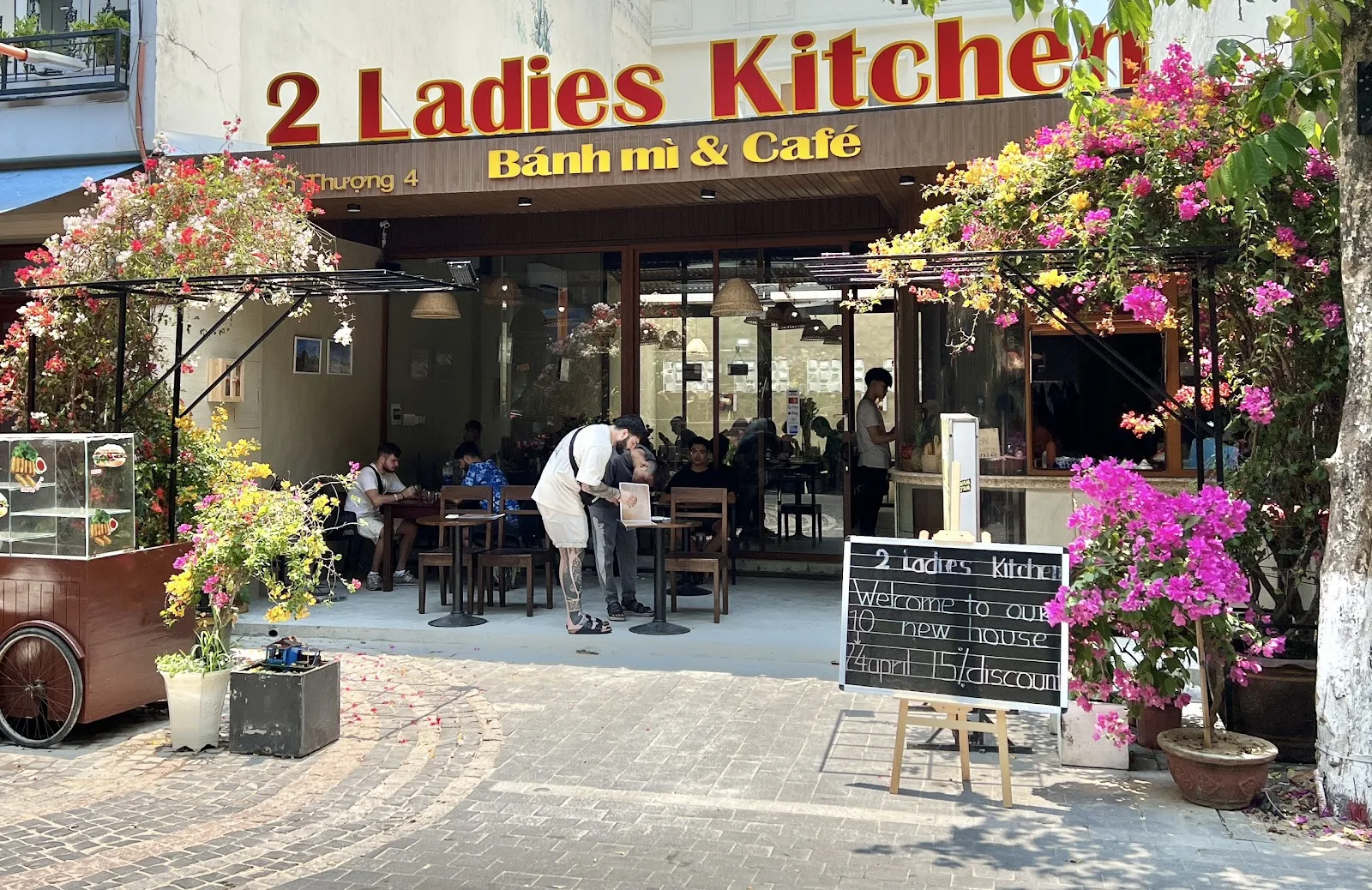 2 Ladies Kitchen - Thưởng Thức Bánh Mì Heo Nướng Cực Hot