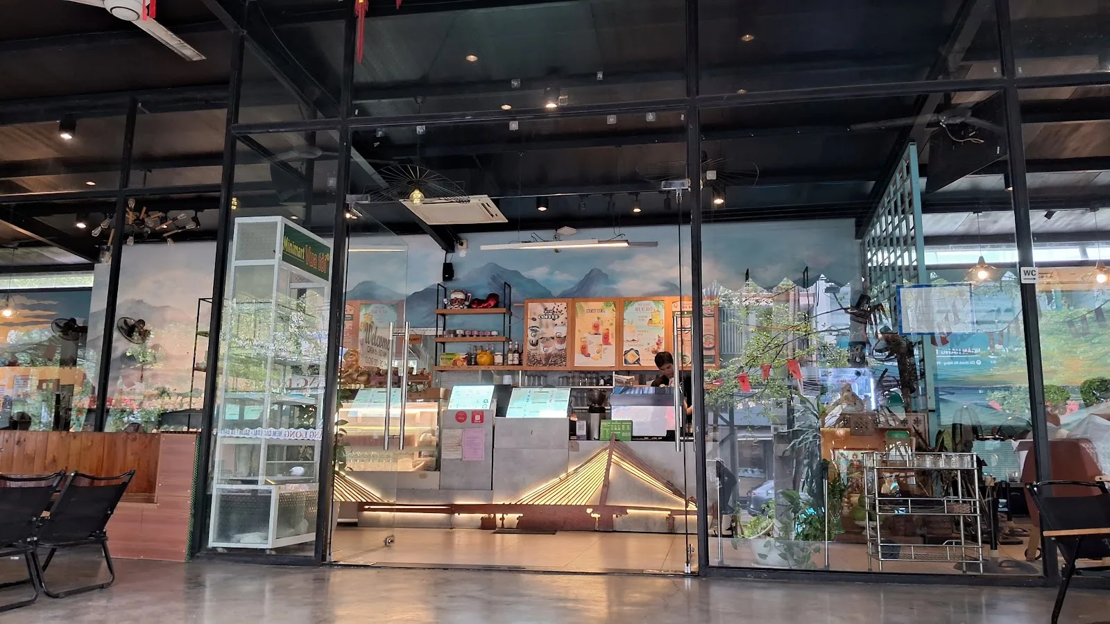 GIAC咖啡岘港 – 宽敞的咖啡店，设有儿童雕像涂色区