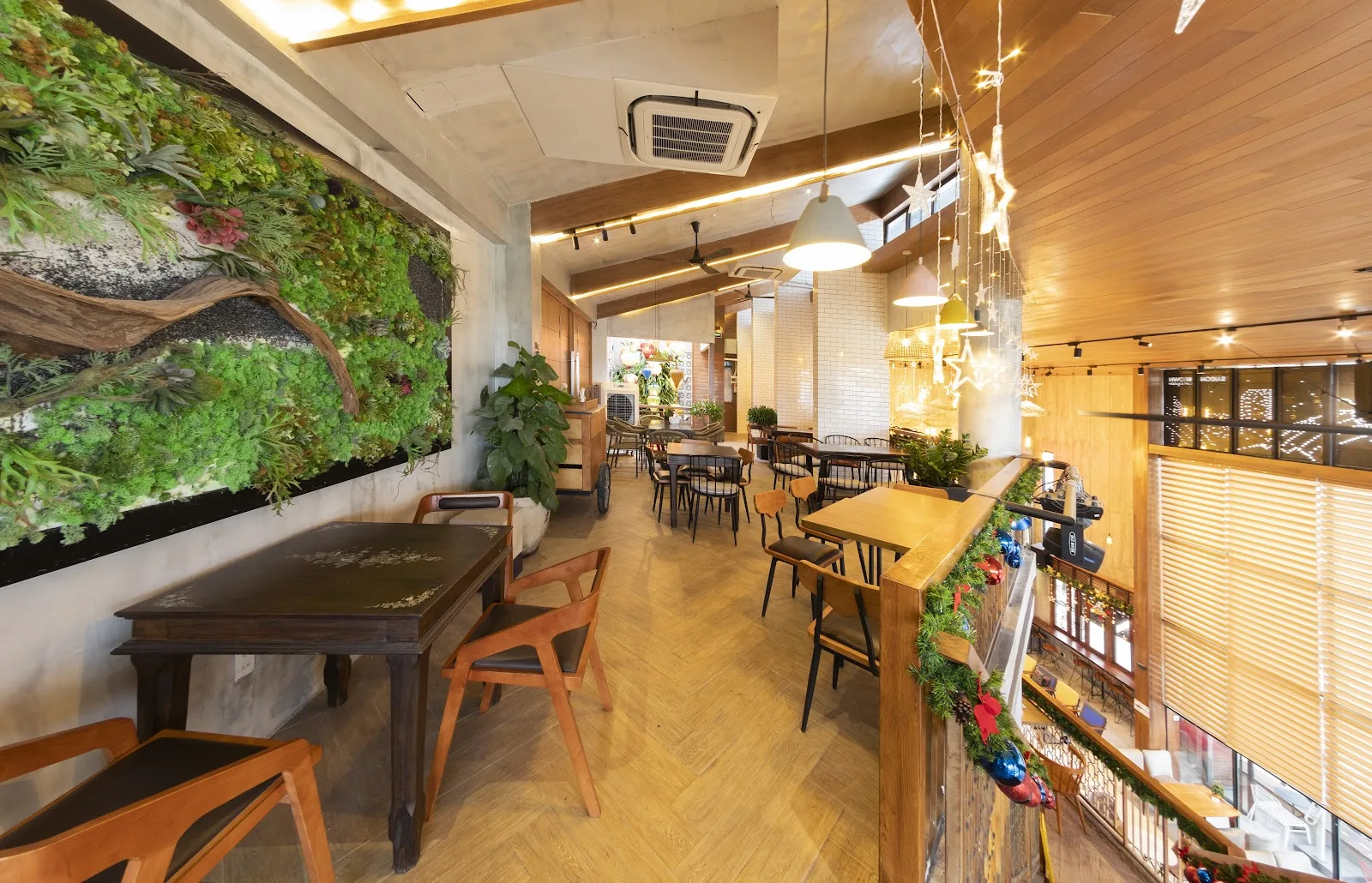 SaiGon Brown Coffee: Quán Cafe Sân Vườn Rộng Rãi Nhiều Góc Chụp Ảnh