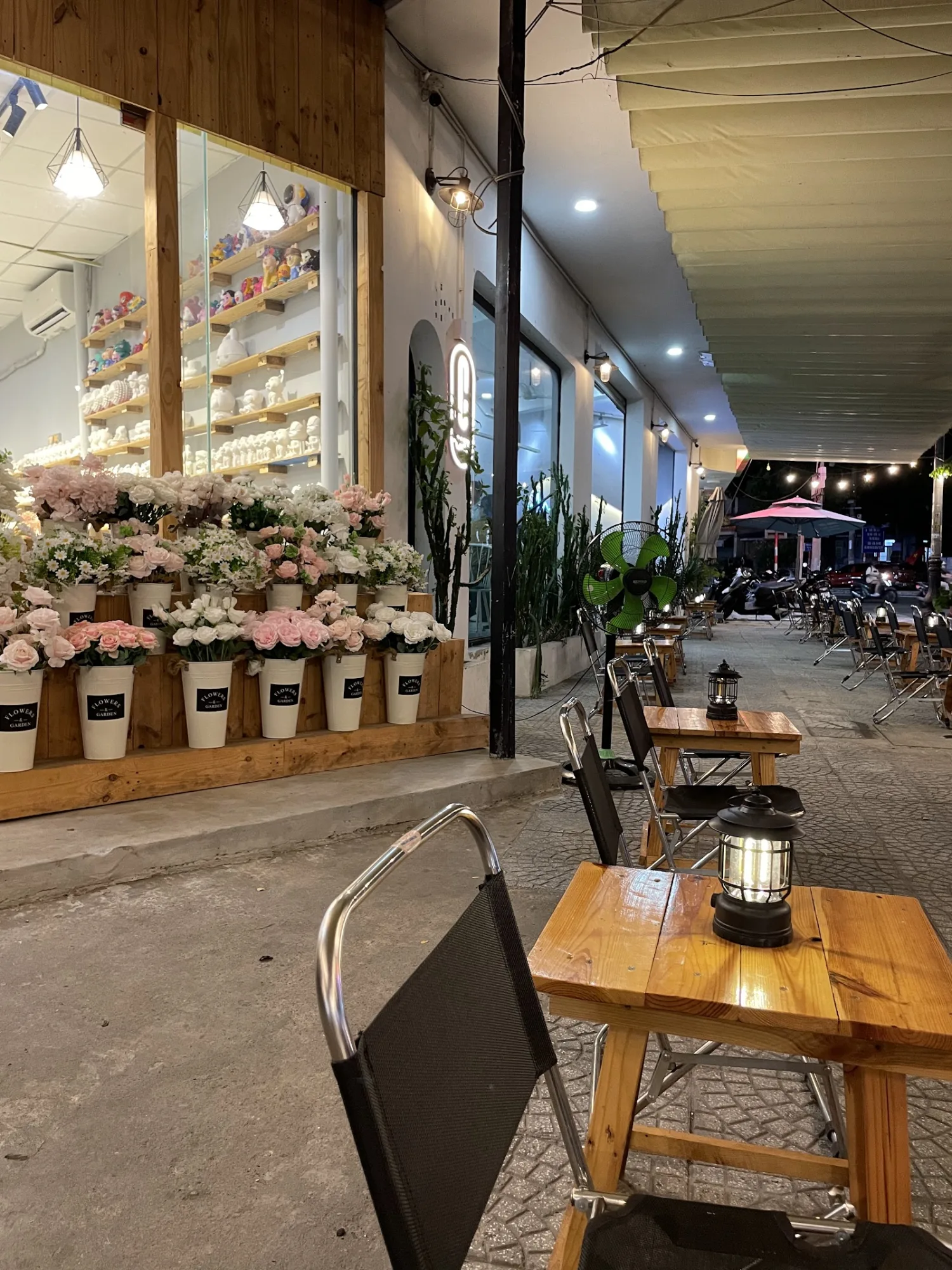 THE CORONA COFFEE & TEA: Tọa Độ Cà Phê Cho Phép Mang Theo Thú Cưng