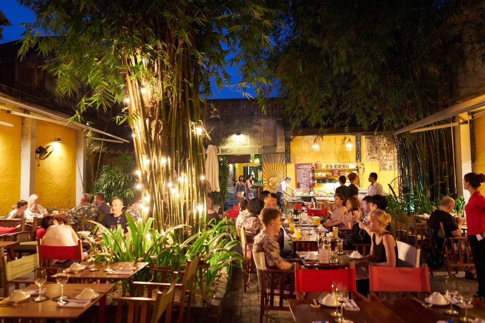 Hai Cafe Courtyard BBQ & Restaurant: A Dining Spot for Large Groups