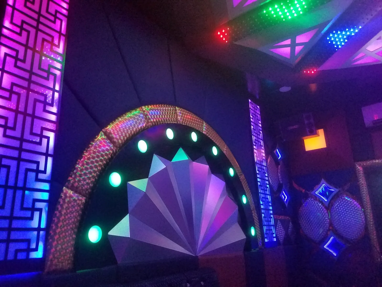 Karaoke Paradise: Tọa Độ Giải Trí Kết Hợp Mô Hình Bar Tại Thanh Khê
