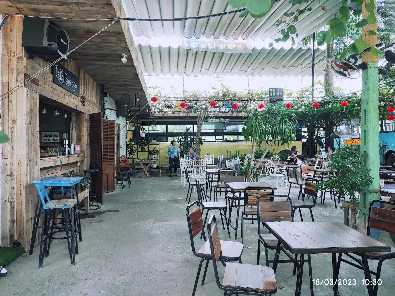 Lake Bus Coffee - Experience a Cool Lakeside Garden Coffee Space in Cam Le