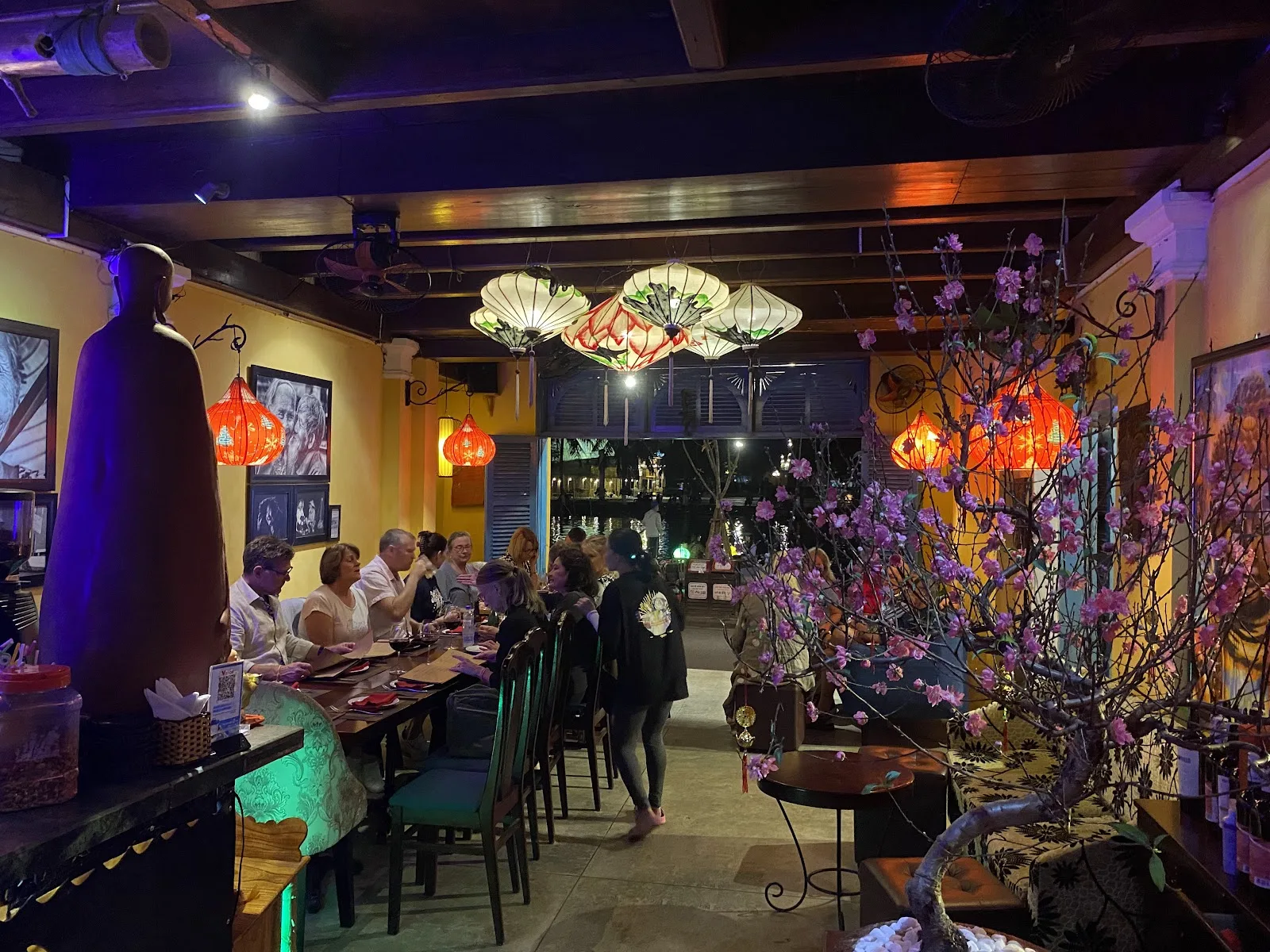 The Hoianian - 红酒酒吧和餐厅 - 会安秋盆河畔餐厅和红酒酒吧体验