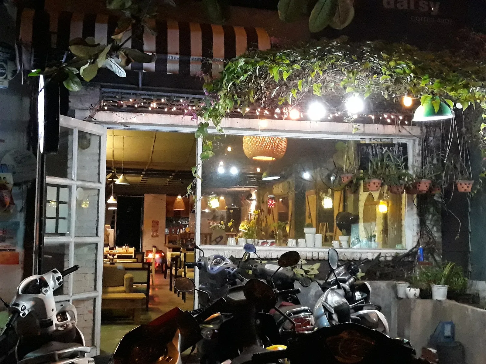 Cà Phê Daisy Đà Nẵng – Góc Vintage Ấm Cúng Cho Buổi Hẹn Hò Chill