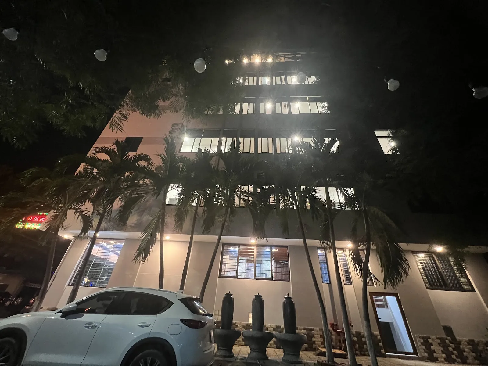 Hotel Đá Đỏ: Khách Sạn Lưu Trú Uy Tín Giá Rẻ Tại Hòa Khánh