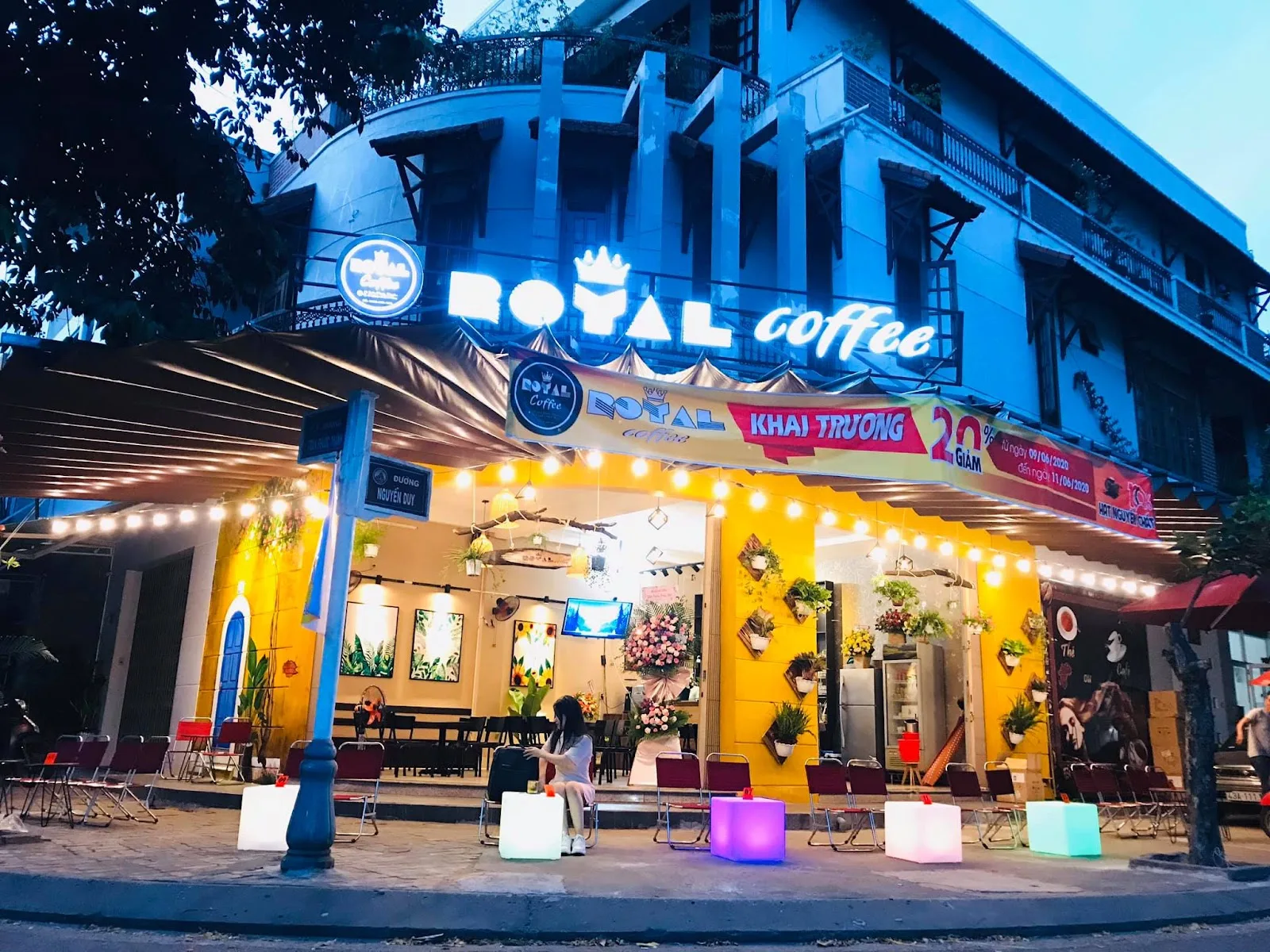 Royal Coffee - ร้านชาส้มตำ: เช็คอินคาเฟ่ริมทางสุดชิลล์ในก๋ามเล
