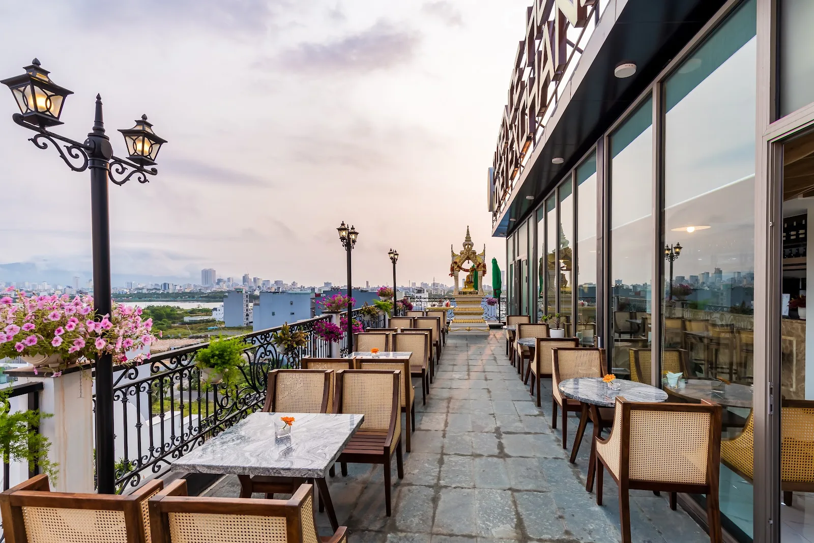 Florence Hotel: Check-In Khách Sạn Có Rooftop Ngắm Thành Phố Đà Nẵng