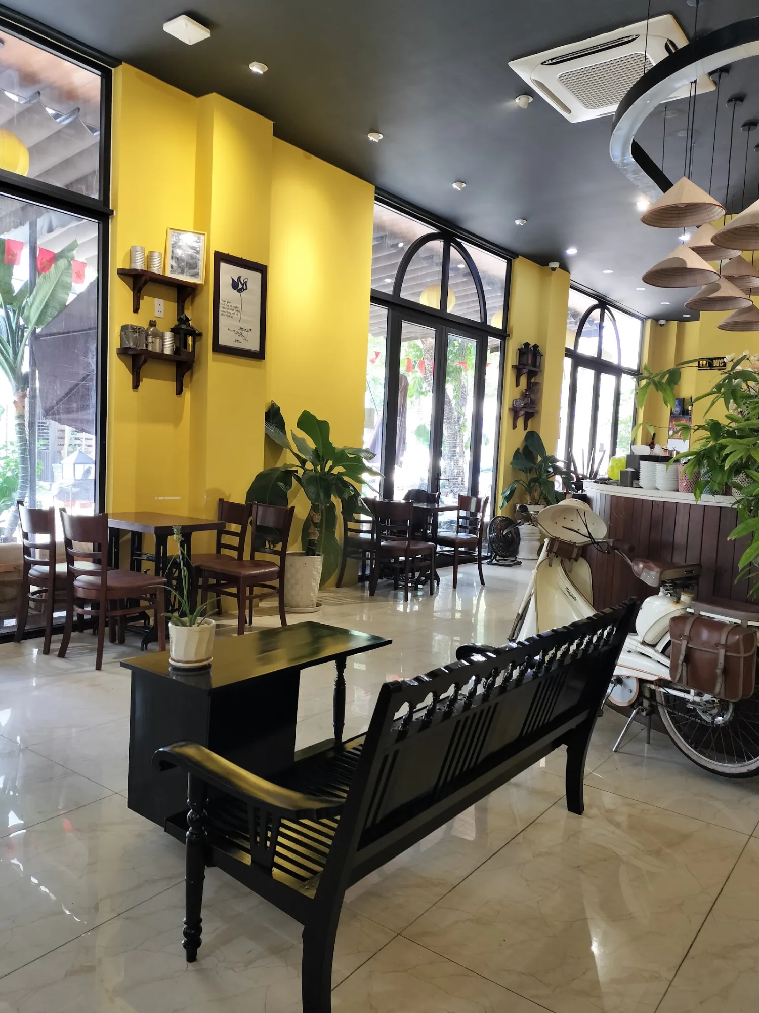 AN HỘI COFFEE - 01 Bình Minh 3: Check-In Quán Cà Phê Đèn Lồng Tông Vàng Đà Nẵng