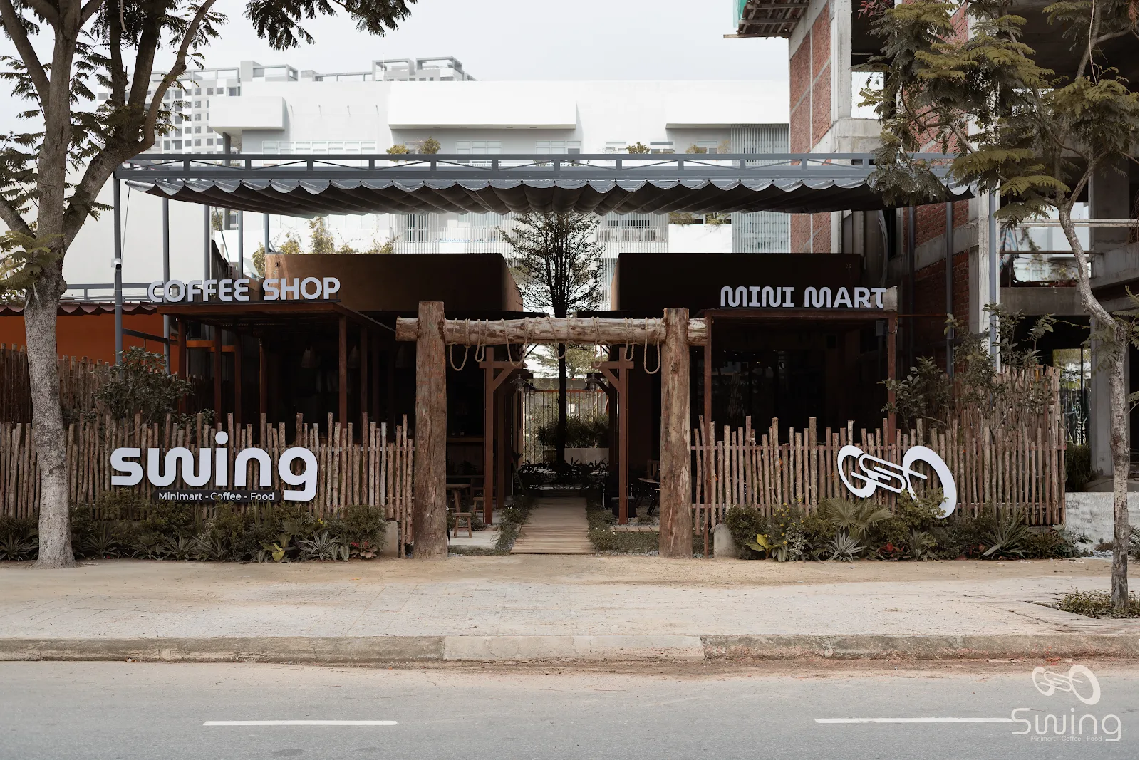 Swing. Coffee And Minimart 24/7: Điểm Hẹn Cà Phê Sân Vườn Lý Tưởng Tại FPT City