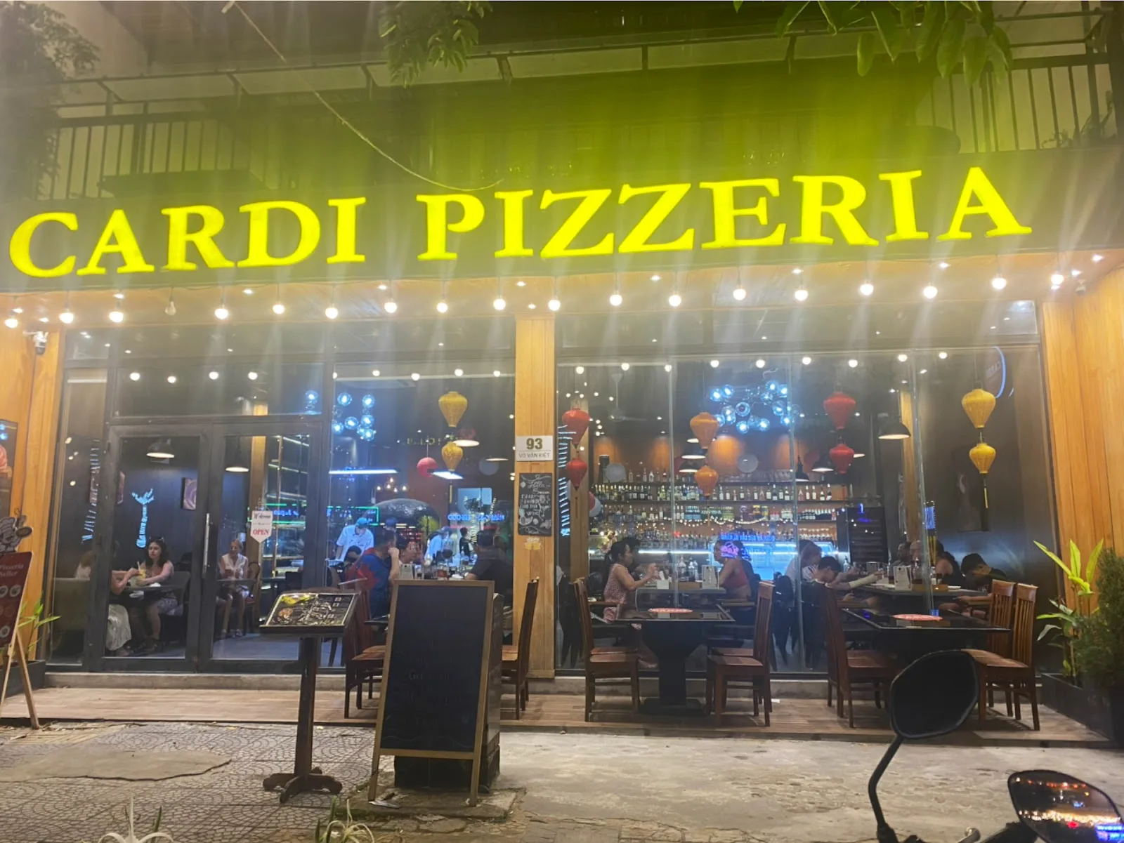 Cardi Pizzeria Võ Văn Kiệt – Pizza Nướng Củi & Steak, Không Gian Thoải Mái