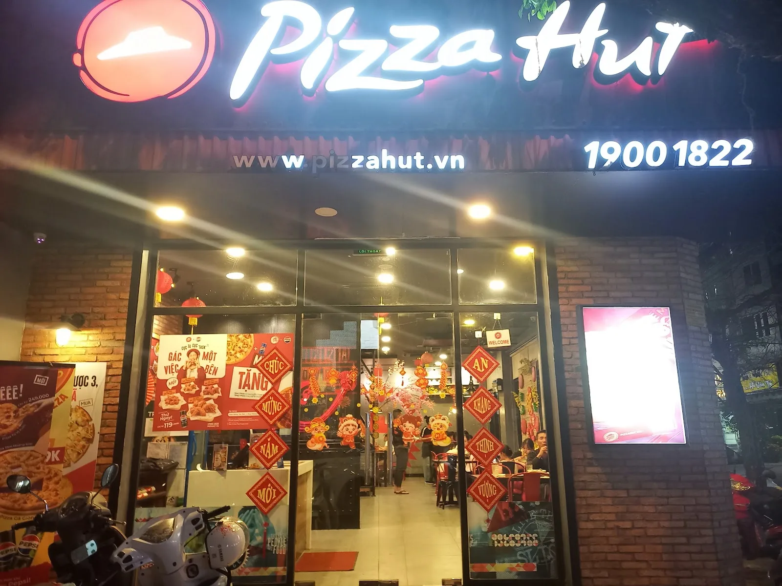 Pizza Hut Nui Thanh: Pizza, Fried Chicken & Spaghetti Restaurant in My An 239 Nui Thanh