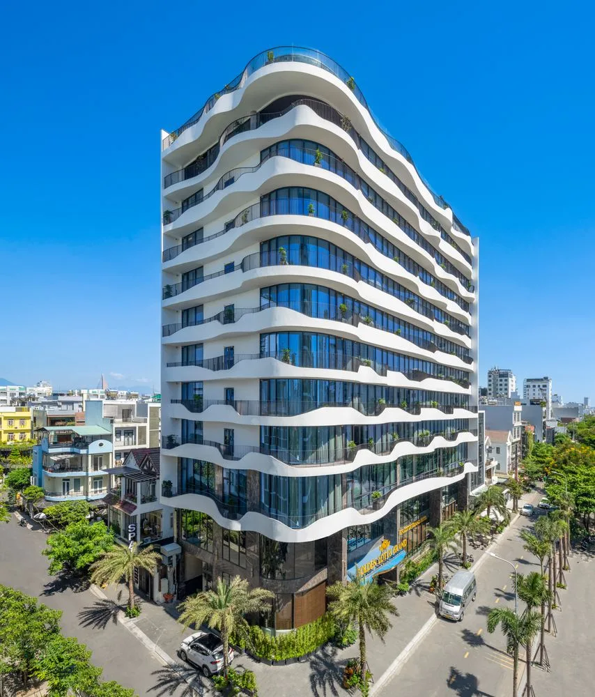 Golden Lotus Grand Hotel – Bật Mí Khách Sạn Có Hồ Bơi Vô Cực Ngắm, Bar Rooftop