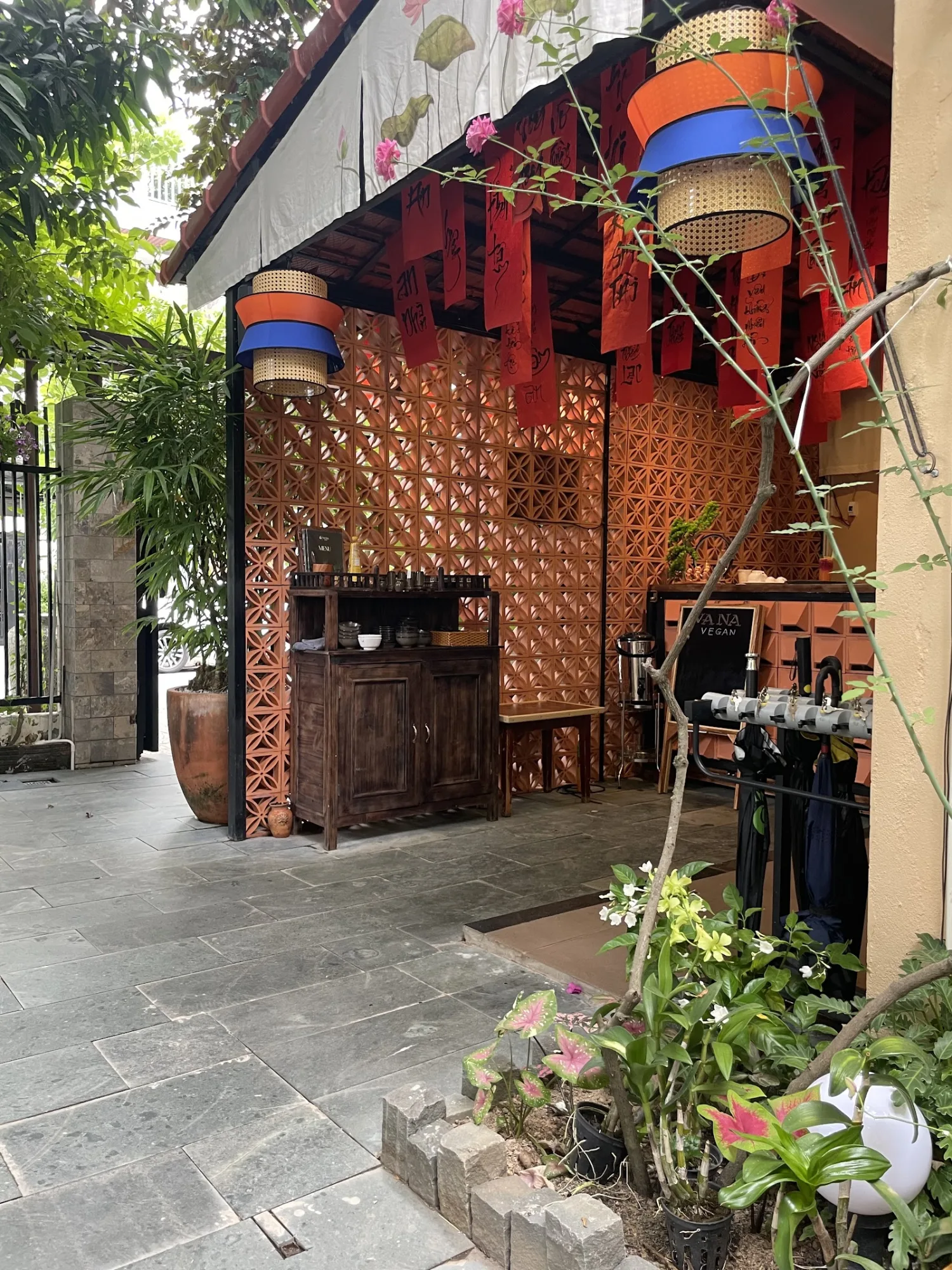 Nhà hàng chay VaNa Vegan – Món Chay Healthy, Không Gian Sân Vườn Hòa Xuân