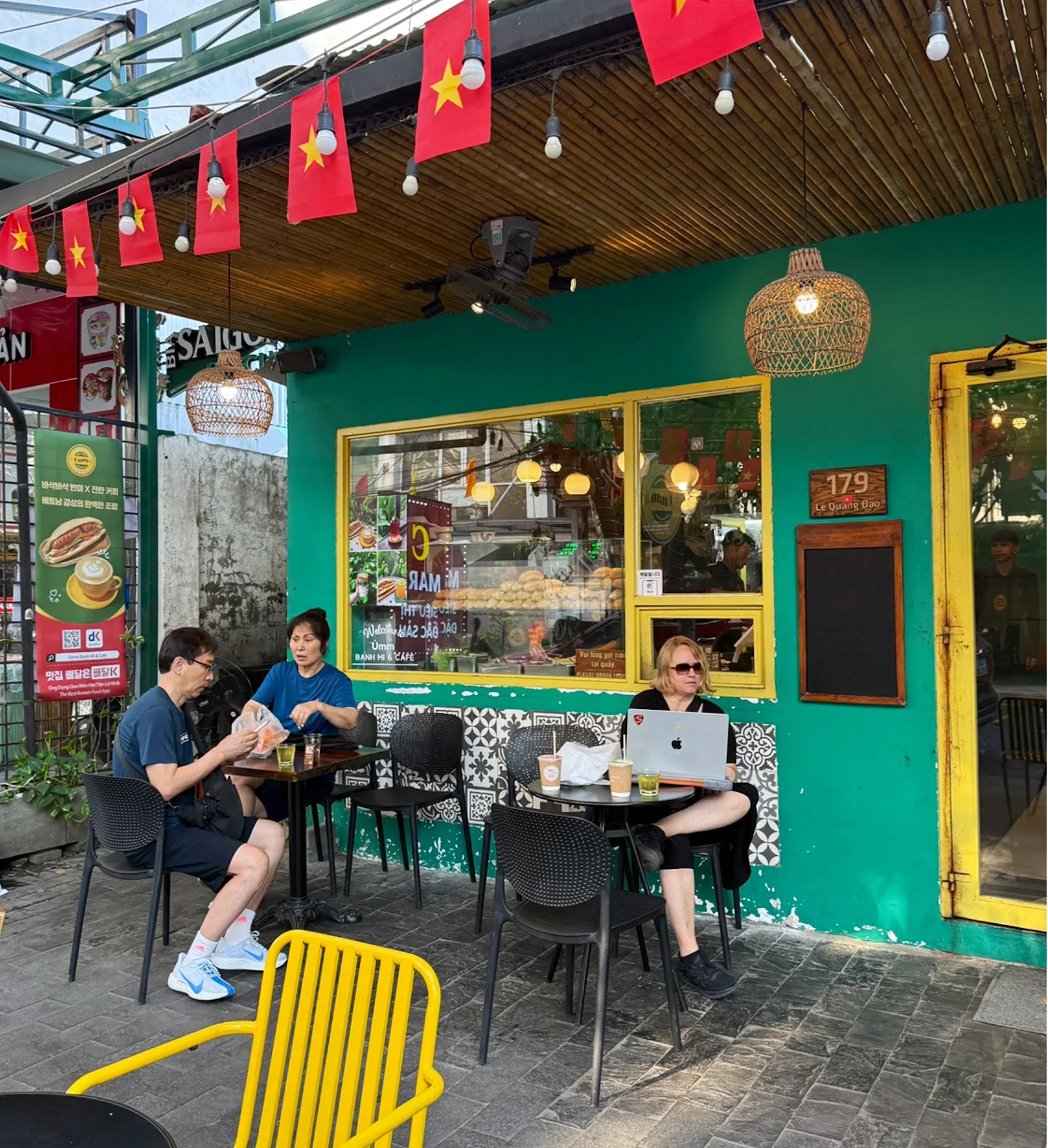 Ùmm Banh Mi & Cafe - Tọa Độ Bánh Mì & Cà Phê Muối Cực Hot Tại 179 Lê Quang Đạo