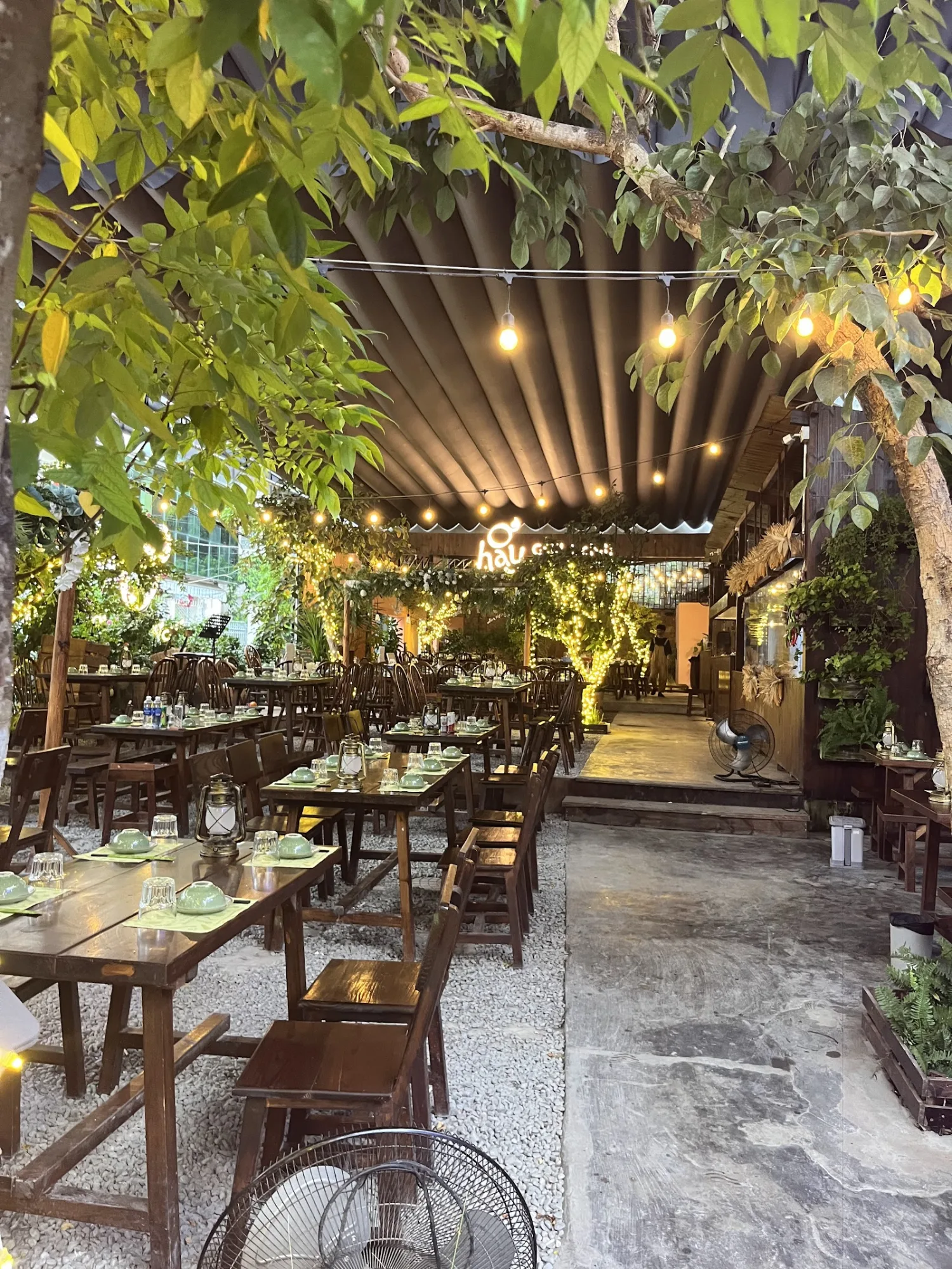 Ơ Hay Grill & Chill – 庭院夜烤休闲聚点