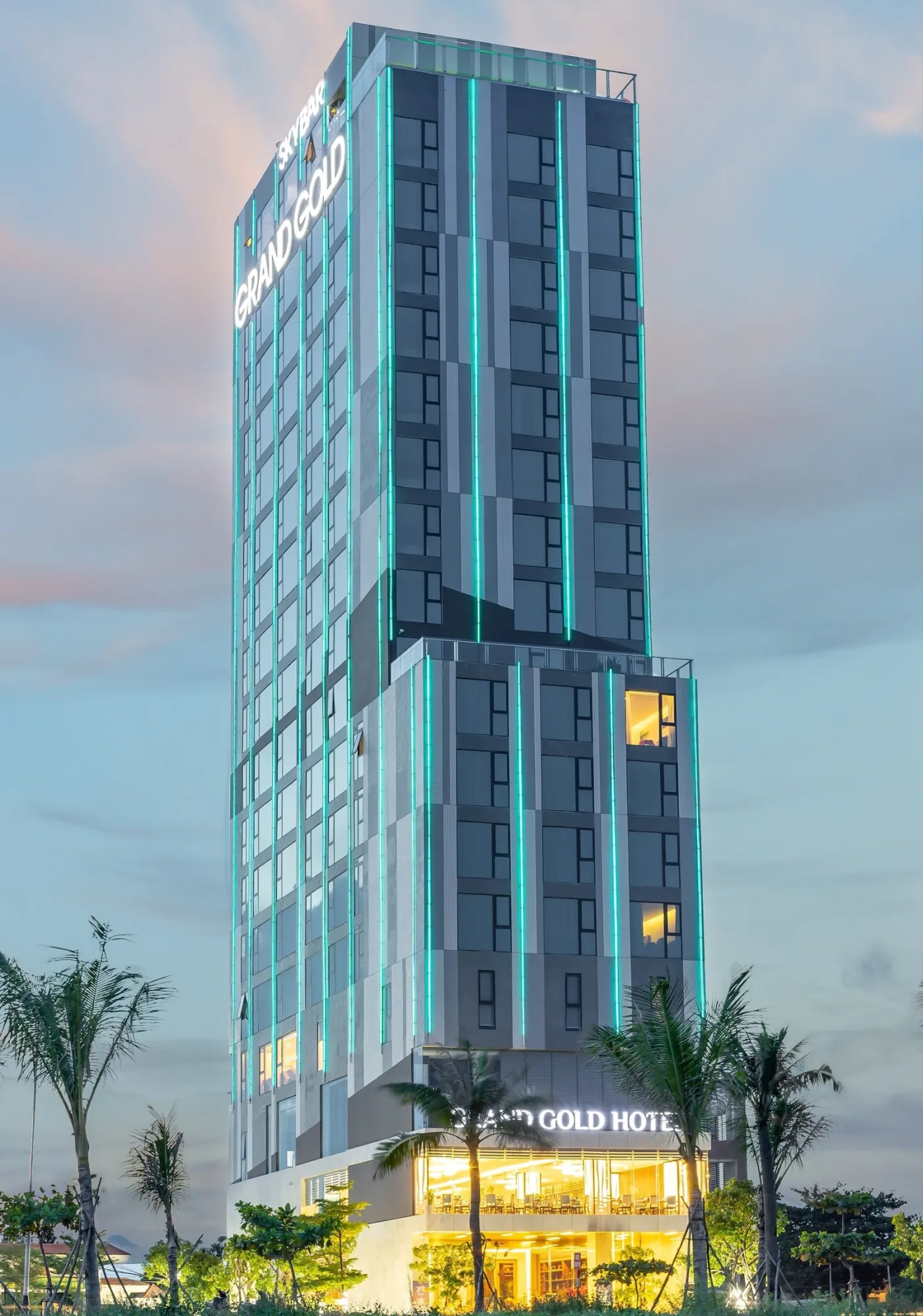 Grand Gold Hotel Đà Nẵng – Khách Sạn Sát Biển Hoàng Sa, Hồ Bơi & Rooftop Bar