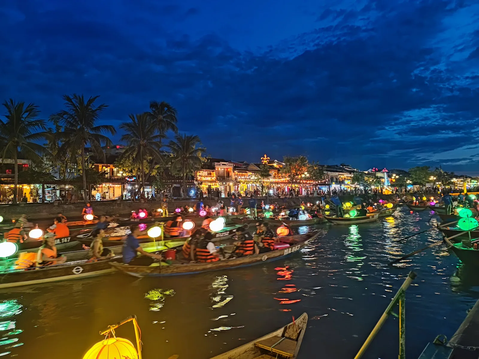 Bến Thuyền Sông Hoài 2026: Giá Vé, Giờ Đẹp Thả Hoa Đăng ở Hội An