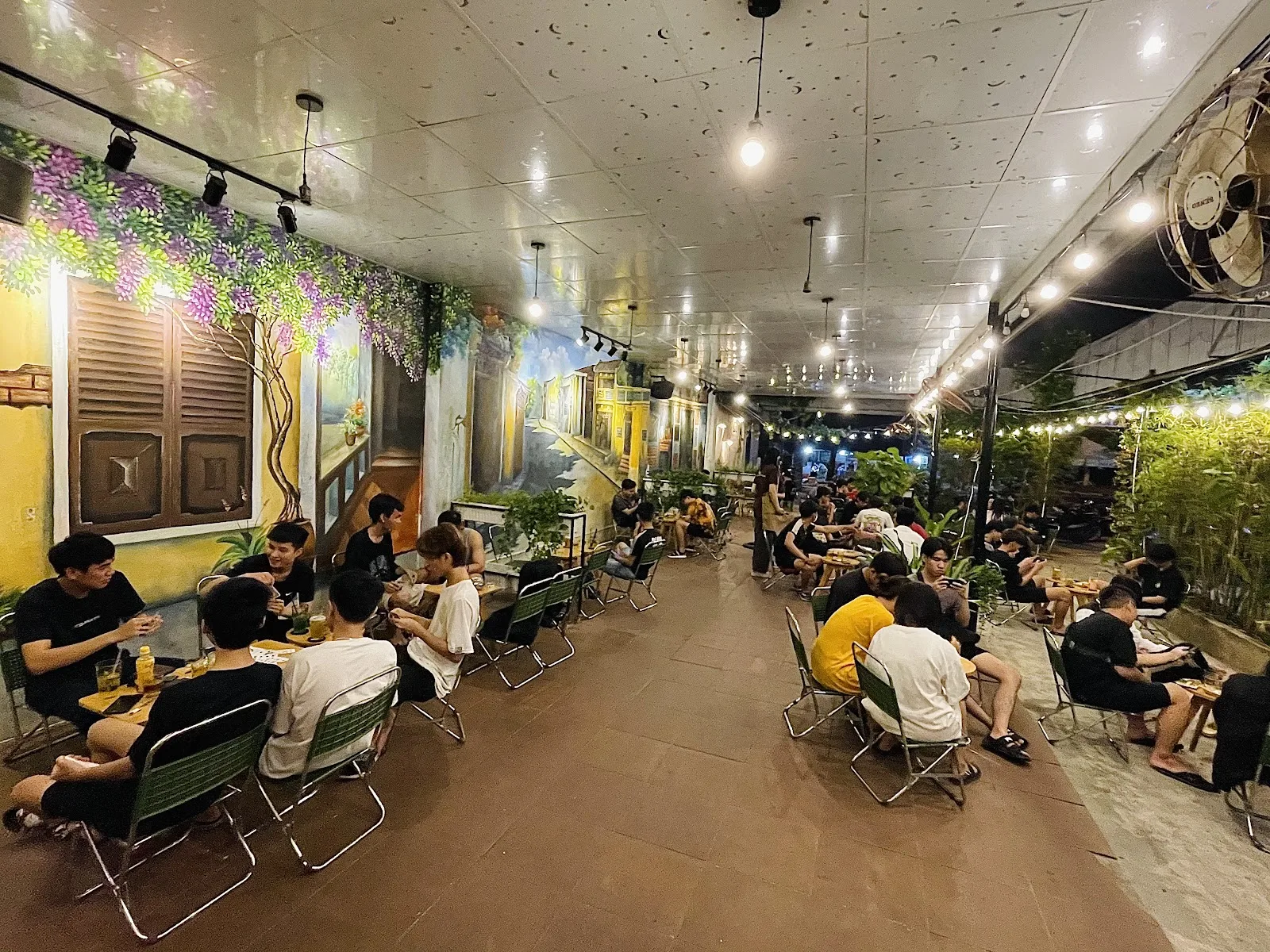 Check-in LE'O COFFEE & TEA: Quán Cà Phê Bình Dân Có Chỗ Ngồi Ngoài Trời