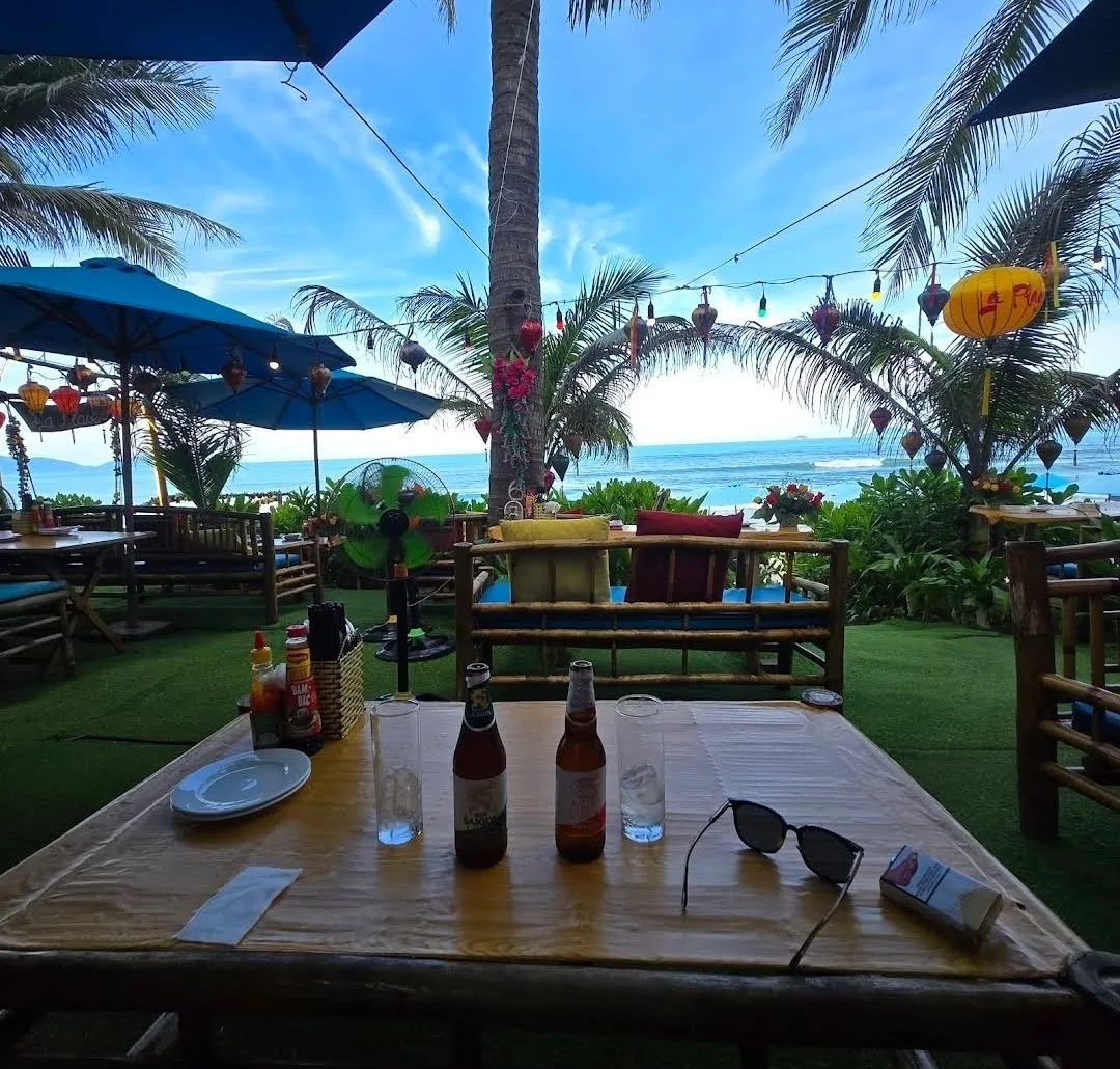 La Plage Lạc Long Quân – Nhà Hàng Hải Sản Hướng Biển Không Gian Ngoài Trời