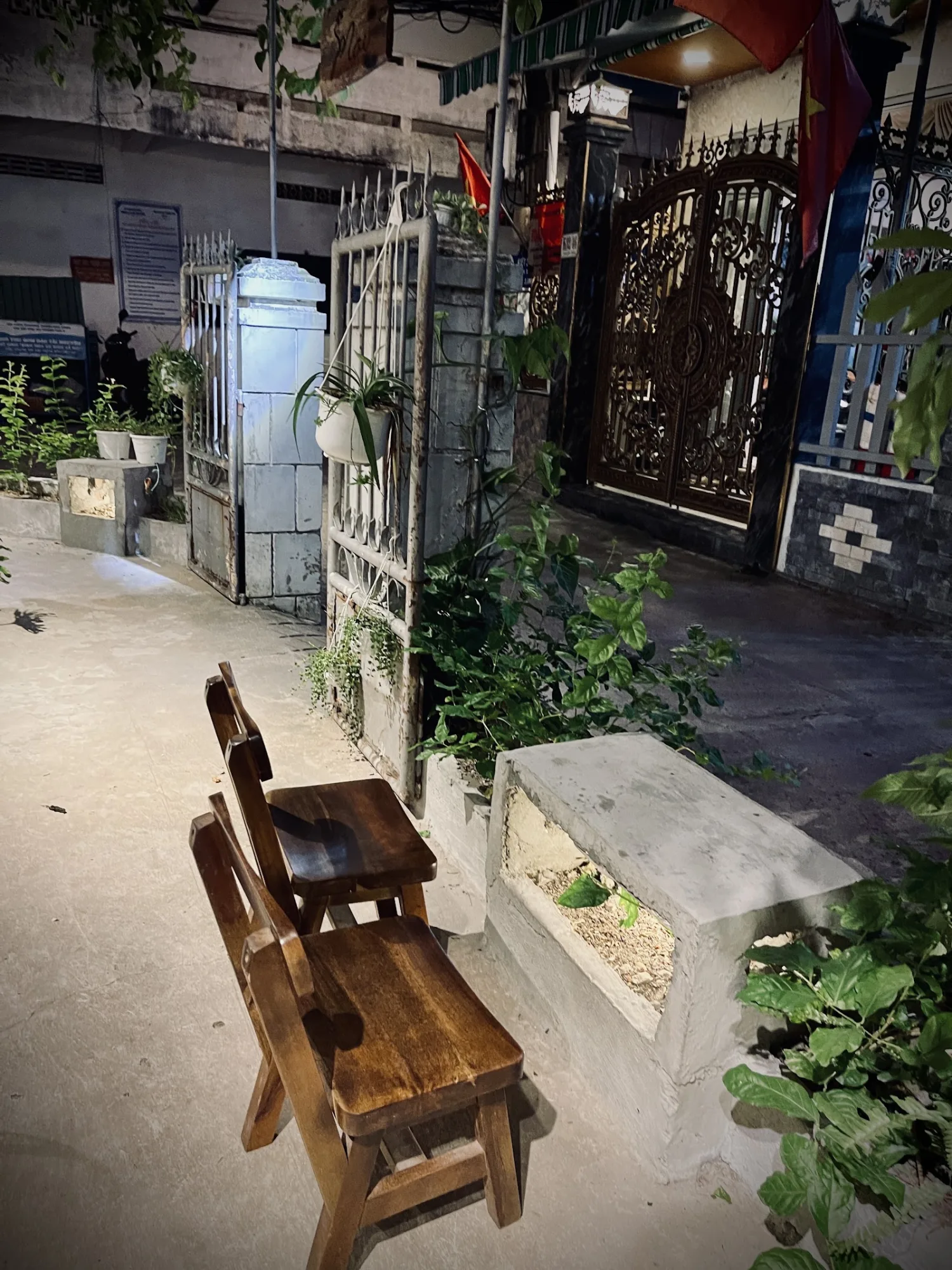 MAI Café Flowers & More Quán Cà Phê Trong Hẻm Yên Tĩnh