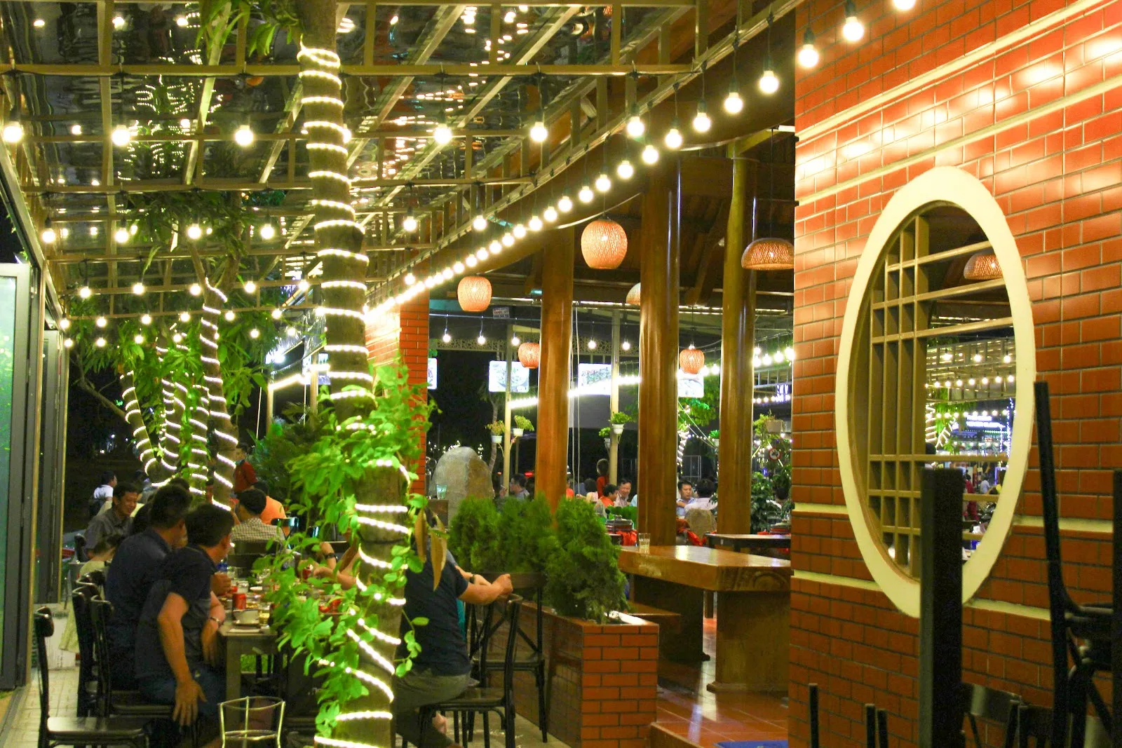 Hoa Ban Restaurant – Check-in Quán Ăn Ven Sông Rộng Rãi Cực Hot Hòa Xuân