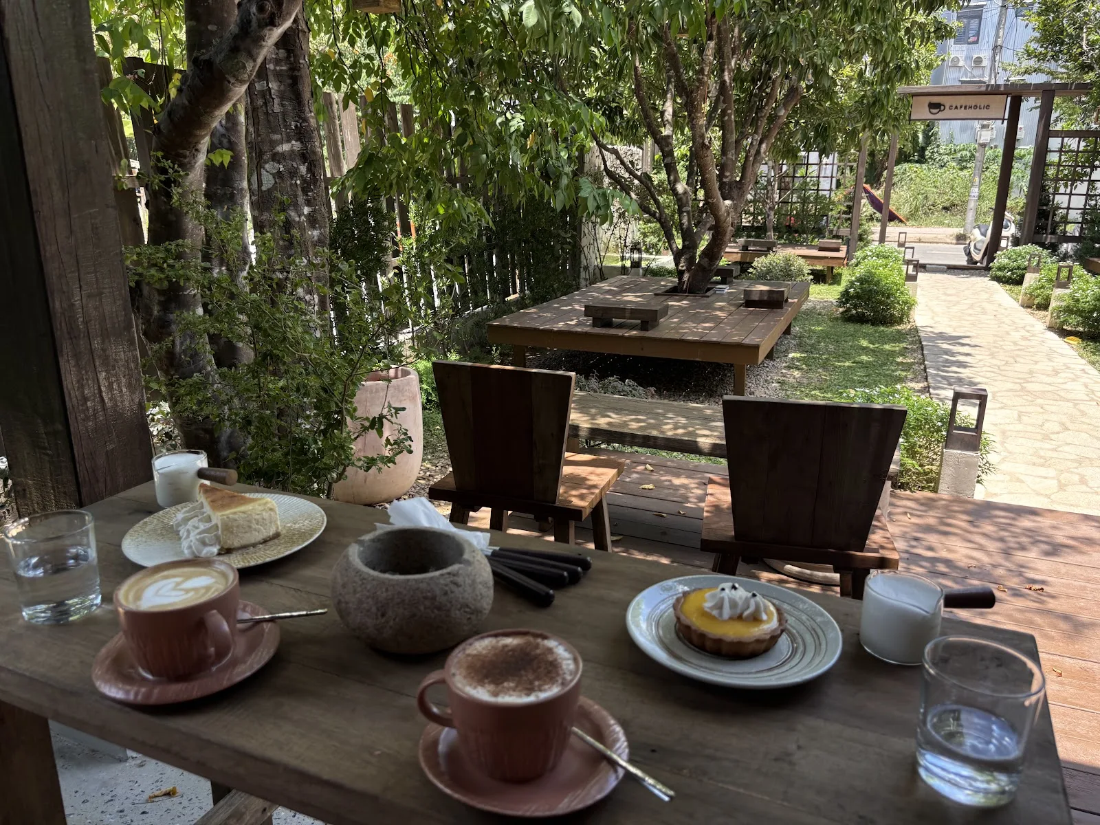 Cafeholic Garden Coffee - จุดนัดพบที่เหมาะสำหรับการพักผ่อนและทำงาน