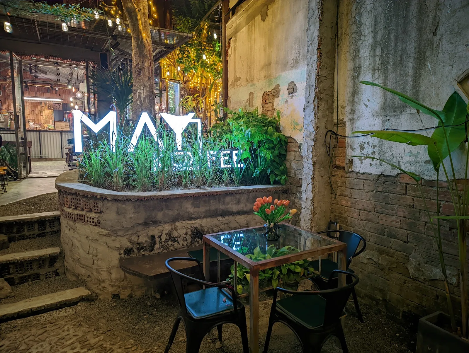 เมย์ คอฟฟี่ ฮหว่า ซวาน – คาเฟ่พื้นที่สีเขียวสุดชิล