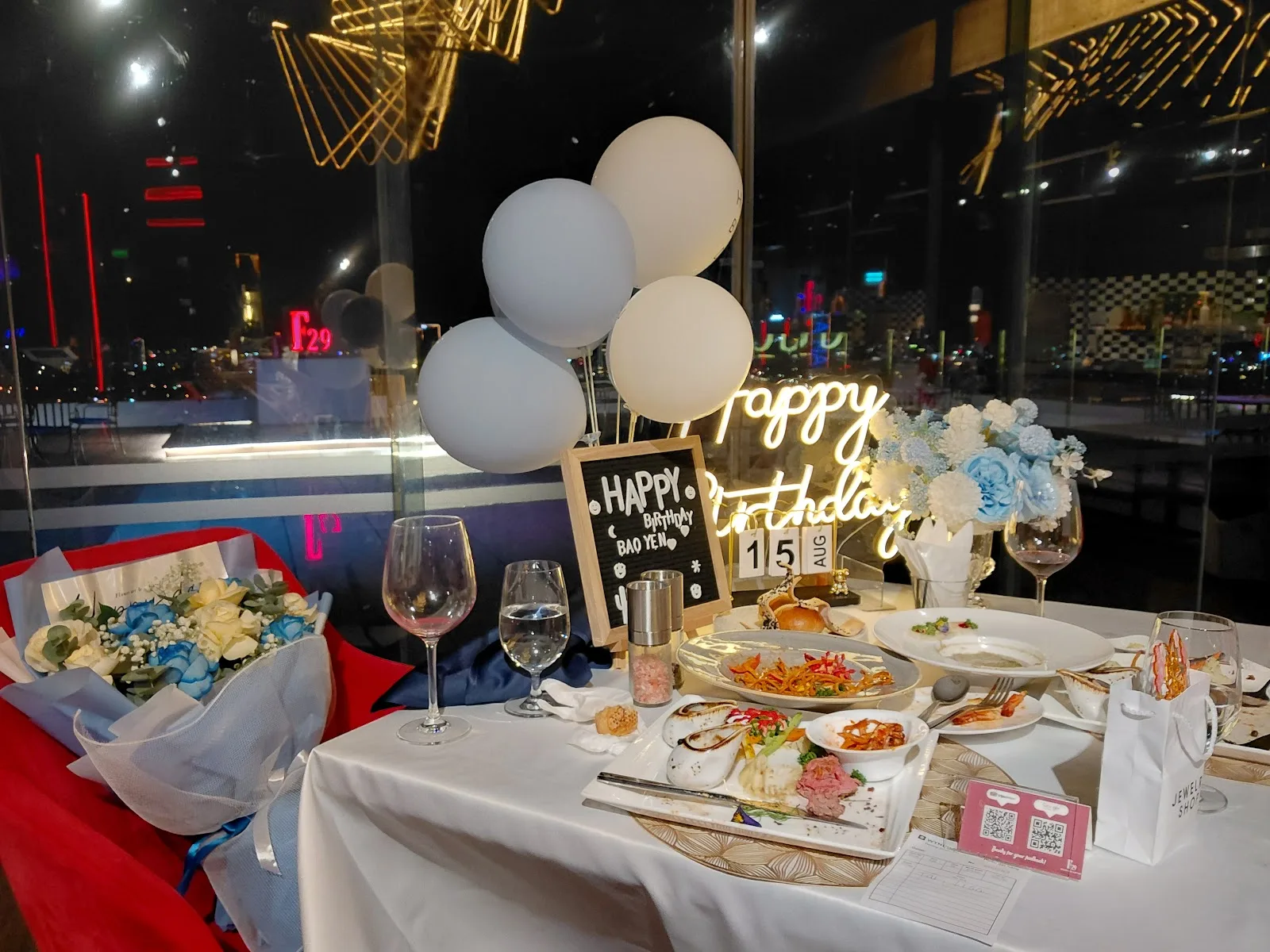 F29 Golden Beef & Sky Bar – Nhà Hàng Bò Dát Vàng Sang Trọng Tại Sơn Trà
